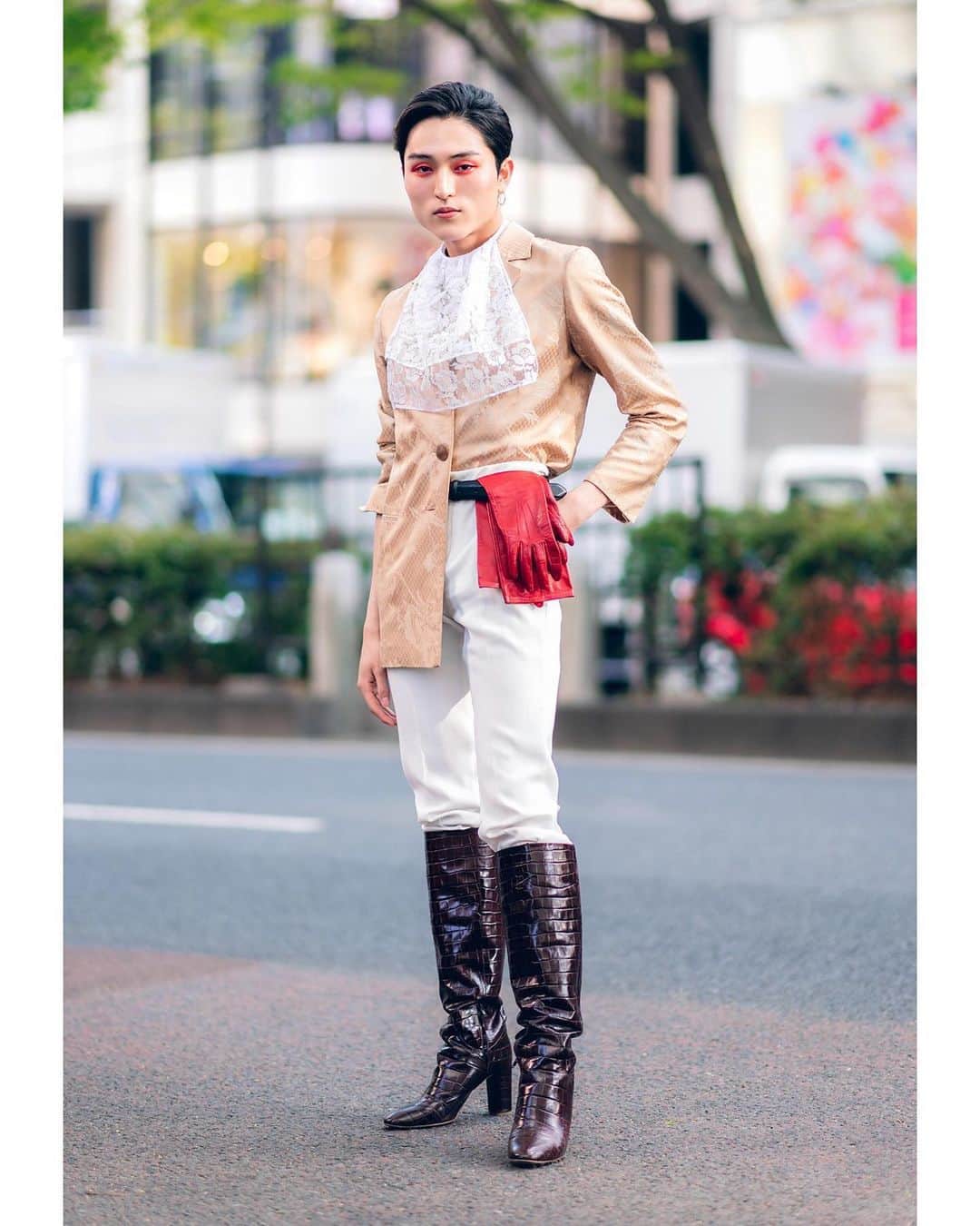 Harajuku Japanさんのインスタグラム写真 - (Harajuku JapanInstagram)「21-year-old Japanese model Minori (@__stylescrapbook) on the street in Harajuku. He’s wearing a vintage equestrian-inspired look with a white lace cravat, red gloves, and heeled faux crocodile boots from Zara.」5月27日 3時17分 - tokyofashion