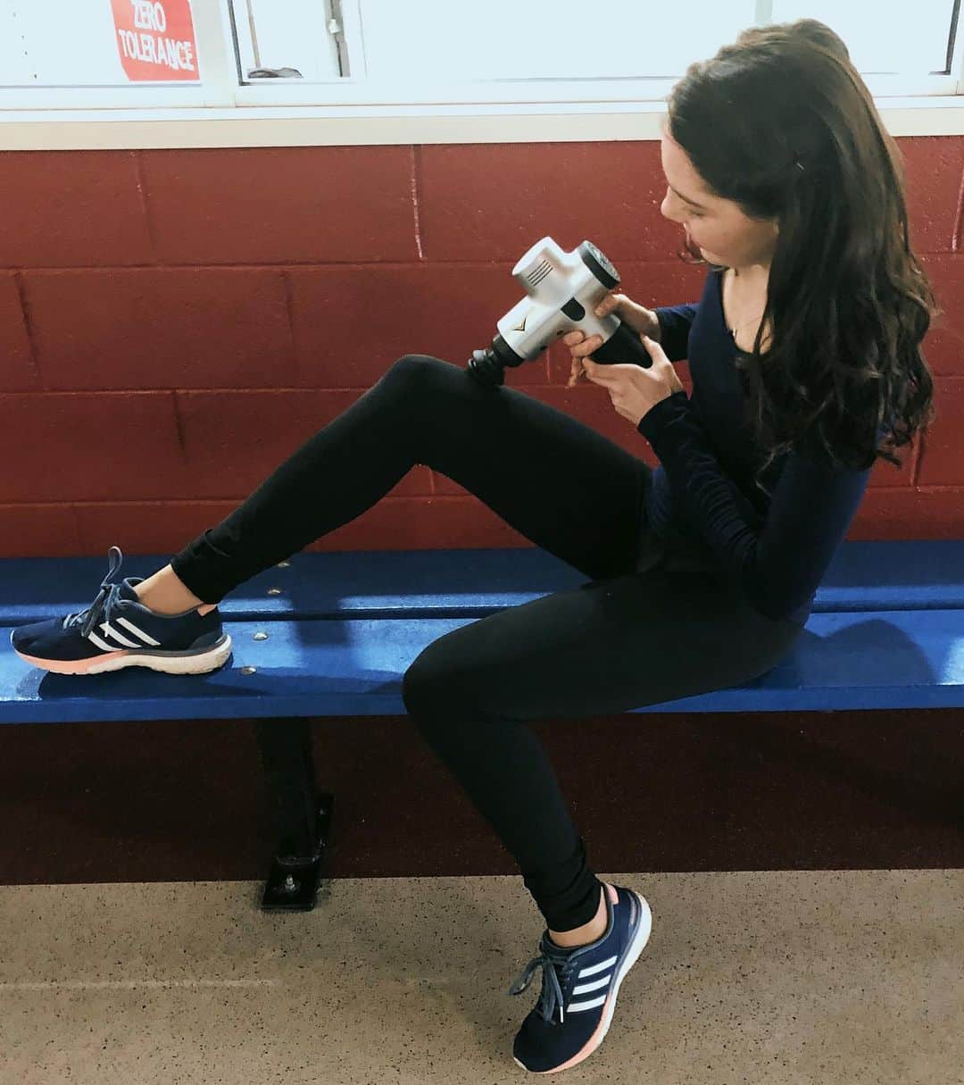 ロレイン・マクナマラのインスタグラム：「A huge thank you to @hyperice for upping my recovery game!👏 👏👏The Hypervolt helps me make sure my muscles are fired up and ready to go to make every practice as effective as possible💥With quicker recovery, I can train harder, improve faster, and perform at my best every time I step on the ice💪⛸ #hypervolt」