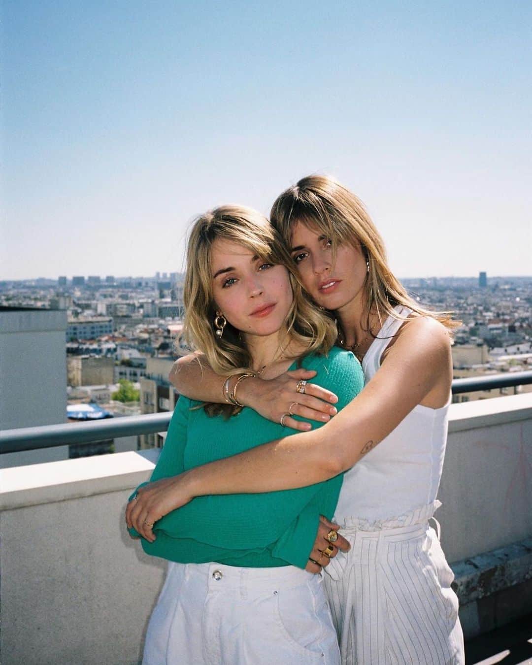 アリス・アイザズのインスタグラム：「Sœurs by @nefisdhab」