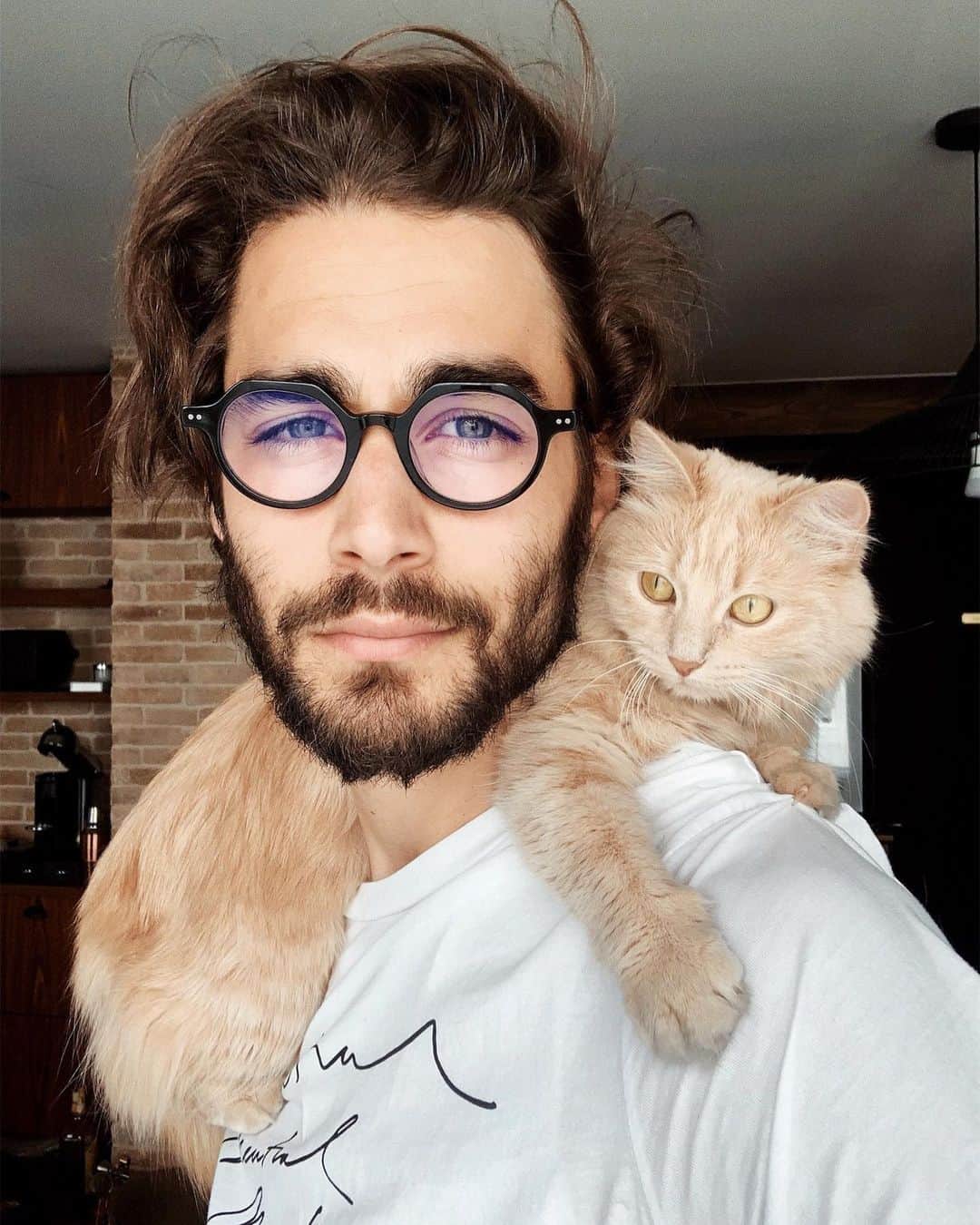 NICOLAS SIMOESのインスタグラム：「Sunday night together 😽😍」
