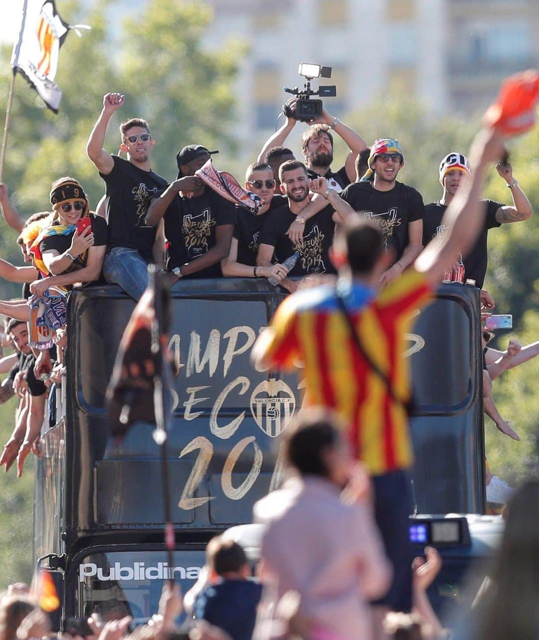 LFPさんのインスタグラム写真 - (LFPInstagram)「̶N̶O̶ YES TITLE, ̶N̶O̶ YES PARTY! 🎉 🏆🧡 @valenciacf 🧡🏆 • #Valencia #LaLiga #Football #Title #Celebration」5月27日 3時32分 - laliga