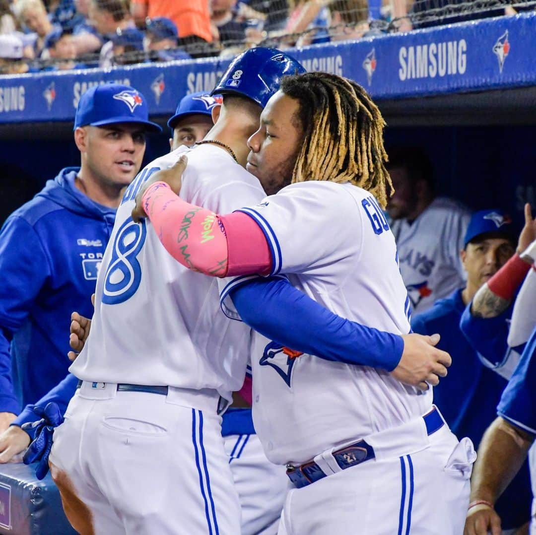 トロント・ブルージェイズさんのインスタグラム写真 - (トロント・ブルージェイズInstagram)「Caven’t you heard? @cb_2_3 just hit his first BOMB! #LetsGoBlueJays」5月27日 3時39分 - bluejays