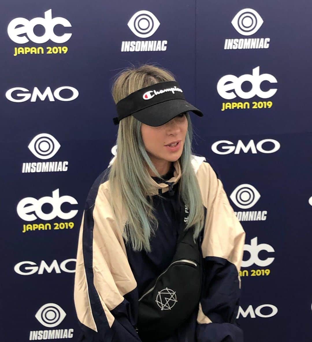 アリソン・ワンダーランドのインスタグラム：「Serious question.  Do I look like I’m getting interviewed as the manager of a football team on tv here?」