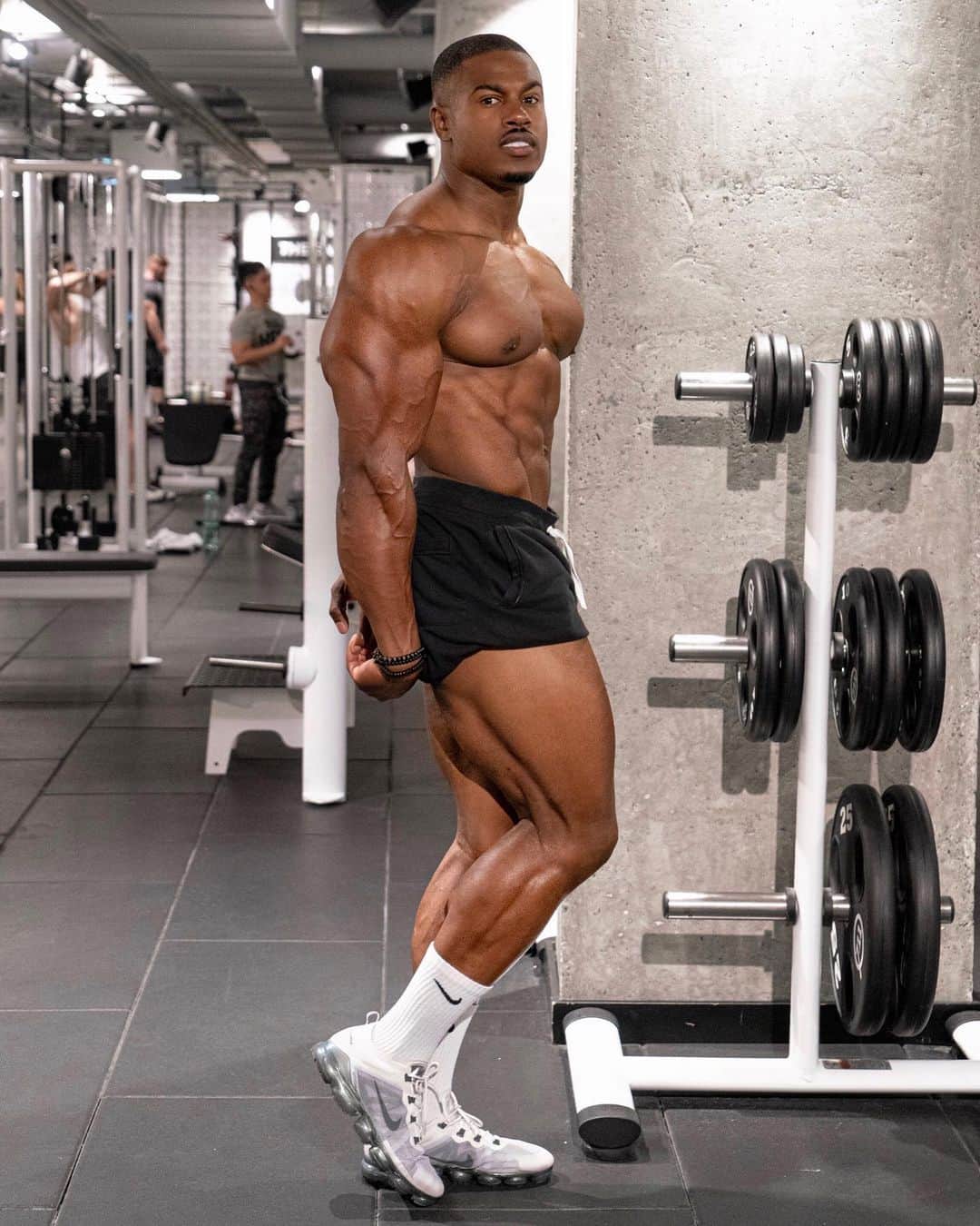 Simeon Pandaさんのインスタグラム写真 - (Simeon PandaInstagram)「I don’t often hit the mandatories, but here’s a quick side tricep 😝 Anyone else hit Hamstrings today 🙋🏾‍♂️⁣ ⁣ Be sure to check out my YouTube channel 🎬 for FREE routines or 📲 download Mass Gain Extreme at SIMEONPANDA.COM⁣ ⁣ #simeonpanda #sidetricep」5月27日 3時40分 - simeonpanda