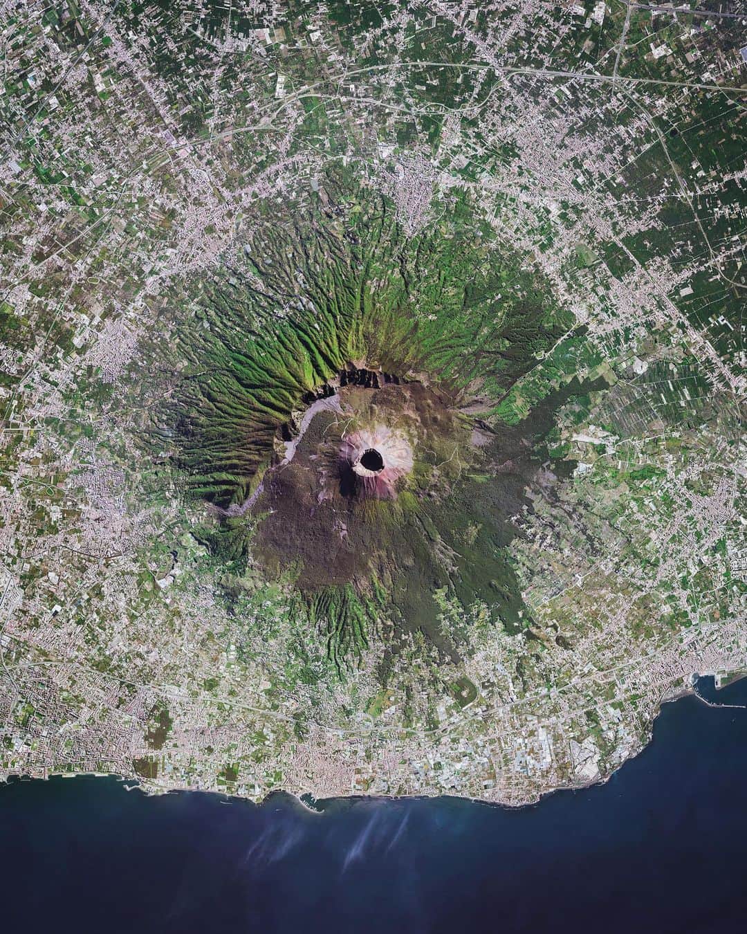Daily Overviewさんのインスタグラム写真 - (Daily OverviewInstagram)「Mount Vesuvius is a somma-stratovolcano located in Campania, Italy, about 5.6 miles (9 km) east of Naples. It is best known for its eruption in AD 79, which killed thousands and destroyed the Roman cities of Pompeii, Herculaneum, Oplontis and Stabiae. With an eruption as recent as 1944 and at least 3 million living nearby, Vesuvius is regarded as one of the most dangerous volcanoes in the world. /// Created by @dailyoverview, source imagery: @maxartechnologies」5月27日 3時42分 - dailyoverview