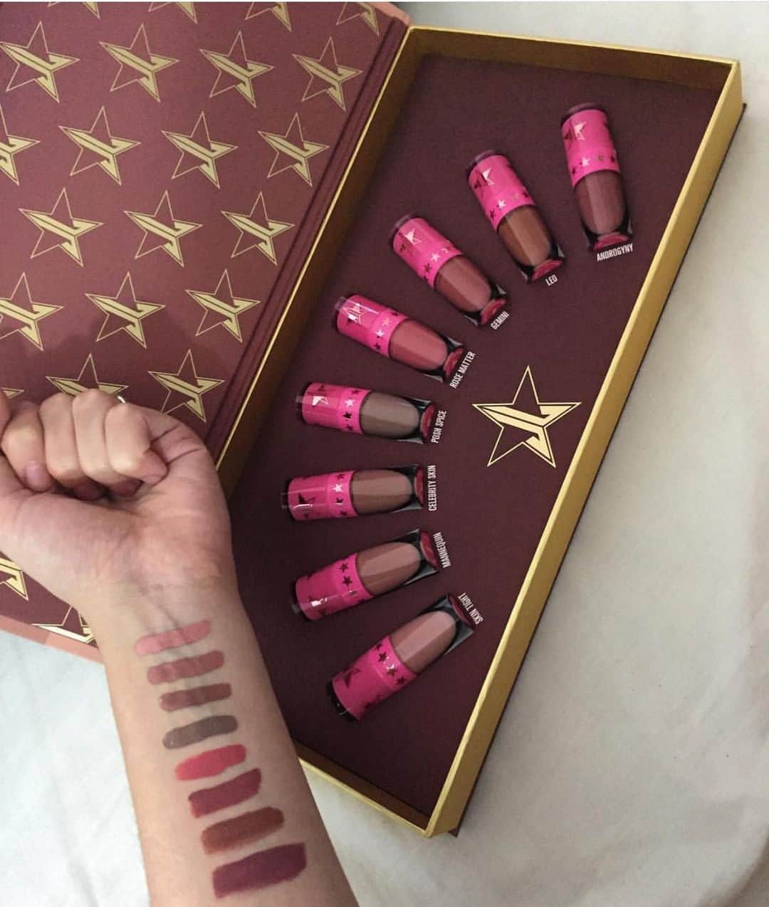Jeffree Star Cosmeticsさんのインスタグラム写真 - (Jeffree Star CosmeticsInstagram)「Our MINI #velourliquidlipstick bundles are ON SALE for 25% all weekend!! 🔥🔥 Anddddd some fashion and highlighters too! 💘 link in bio! Swatched by: @elenspiteri #jeffreestarcosmetics」5月27日 3時49分 - jeffreestarcosmetics