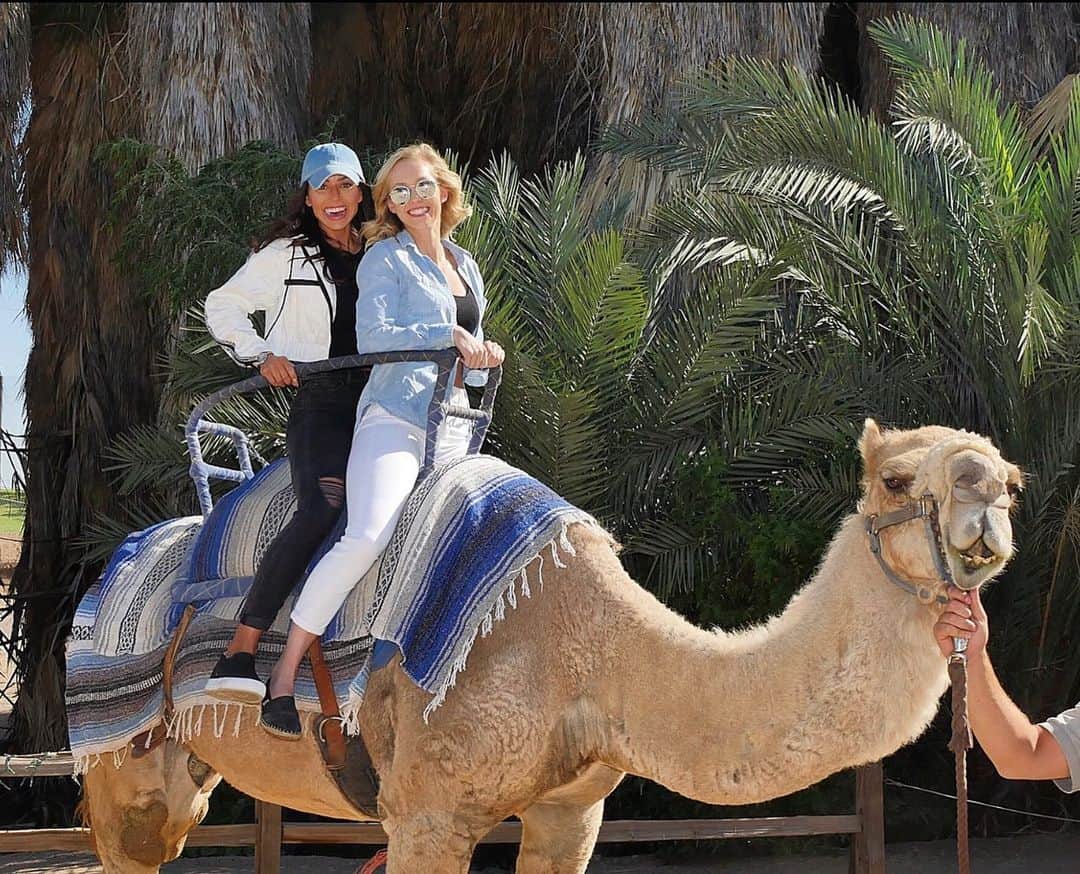 Alexia Clarkさんのインスタグラム写真 - (Alexia ClarkInstagram)「Nothing puts a smile on my face like riding a camel with my best friend 😂 what do you love doing with your best friend? . . www.alexia-clark.com . #alexiaclark #queenofworkouts #queenteam #queen2019 #workout #fitgirl #fitforHisreason #bff #sundayfunday #fun #camel #weekend」5月27日 4時01分 - alexia_clark