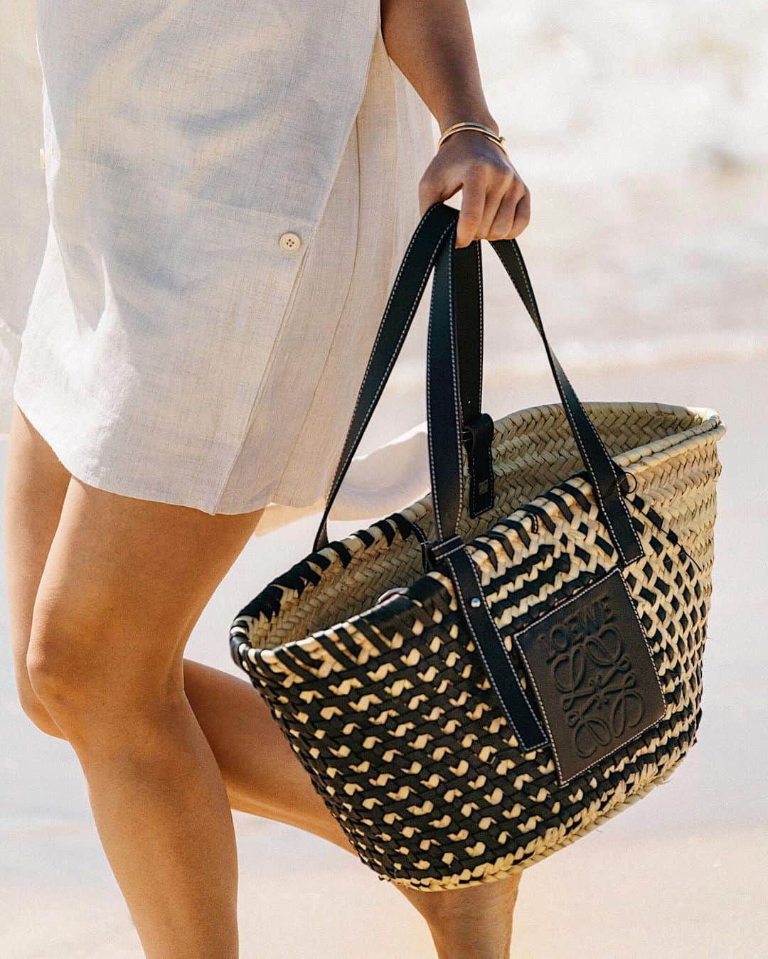 barneysnyofficialさんのインスタグラム写真 - (barneysnyofficialInstagram)「Feet in the sand, @loewe in hand. Shop the raffia basket bag exclusively at Barneys New York for your next summer getaway.  Photographed by: @eggcanvas」5月27日 3時54分 - barneysny