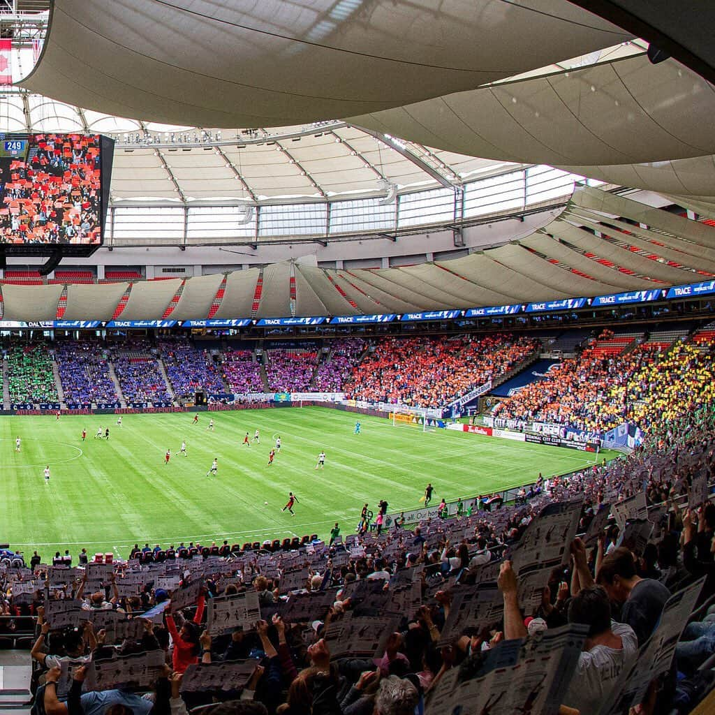 Major League Soccerさんのインスタグラム写真 - (Major League SoccerInstagram)「BC Place was looking especially good last night. 🌈 #SoccerForAll」5月27日 4時10分 - mls