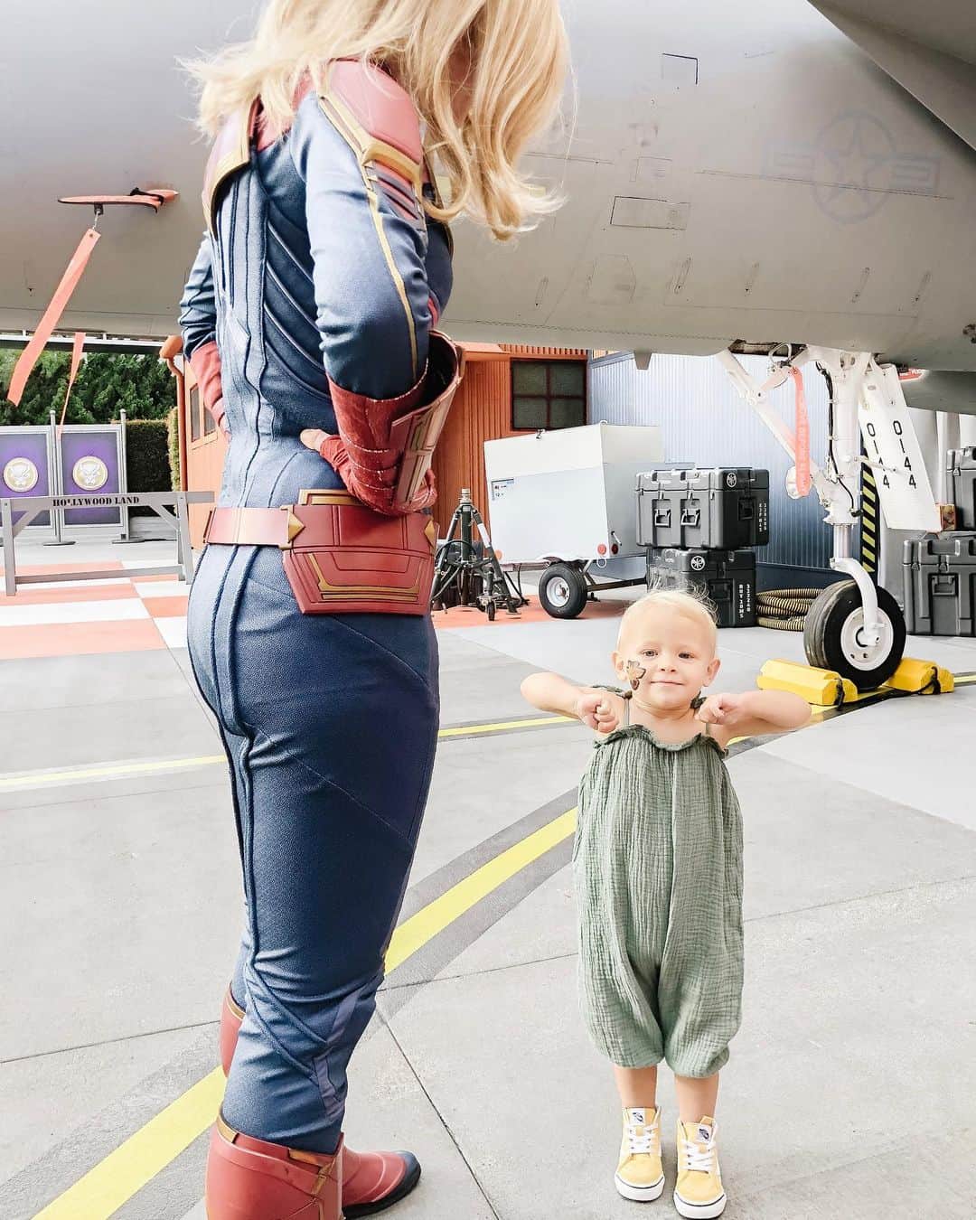 Acacia Brinleyさんのインスタグラム写真 - (Acacia BrinleyInstagram)「THIS is what it’s all about. Showing girls that they can do anything and overcome anything! (& have strong muscles) I don’t know if you know this, but we’re B I G captain marvel fans in this house. Jairus actually cried during the movie where she kept standing back up because he said it reminded him of me. Carol “Avenger” Danvers is our hero!」5月27日 4時04分 - acaciakersey