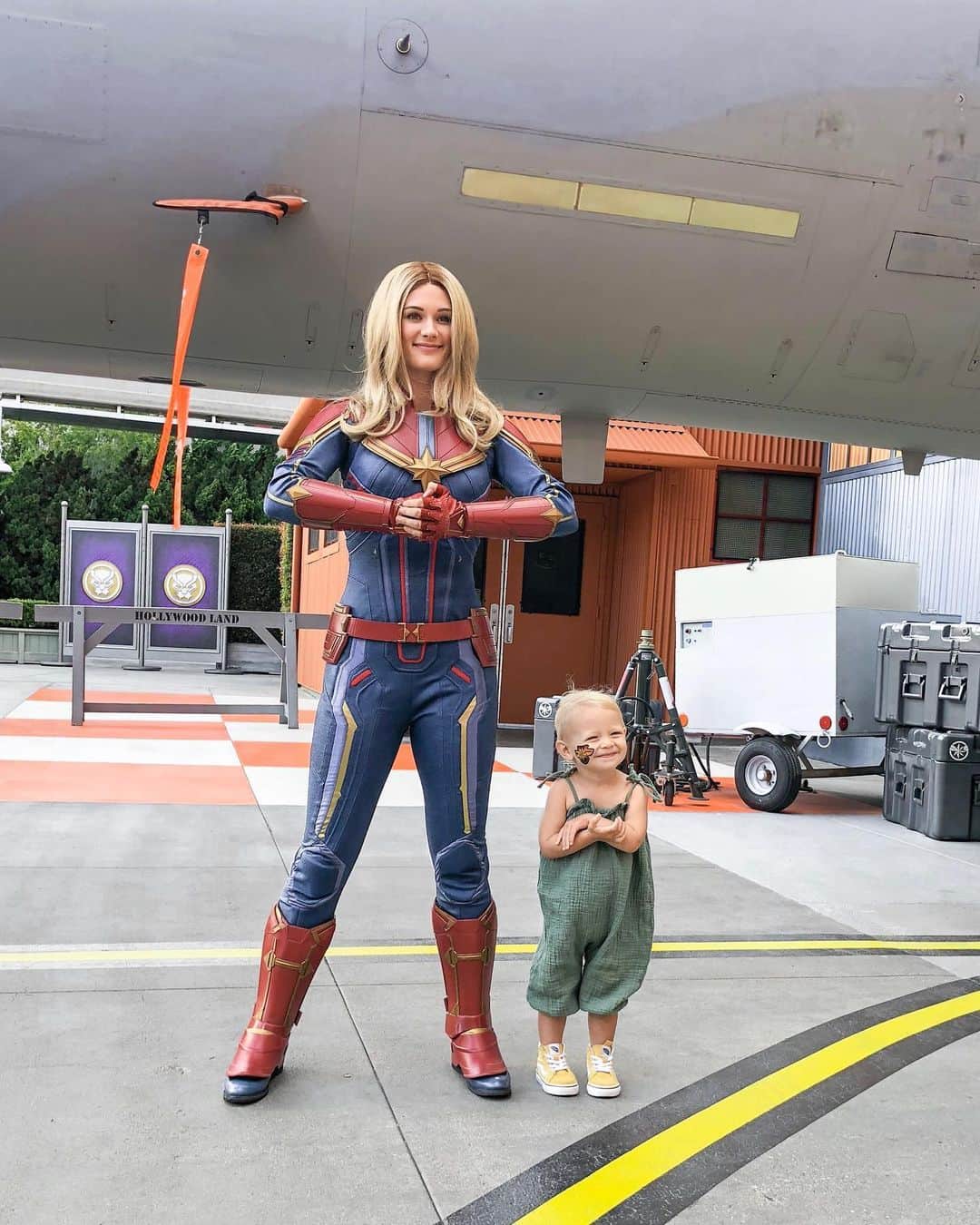 Acacia Brinleyさんのインスタグラム写真 - (Acacia BrinleyInstagram)「THIS is what it’s all about. Showing girls that they can do anything and overcome anything! (& have strong muscles) I don’t know if you know this, but we’re B I G captain marvel fans in this house. Jairus actually cried during the movie where she kept standing back up because he said it reminded him of me. Carol “Avenger” Danvers is our hero!」5月27日 4時04分 - acaciakersey
