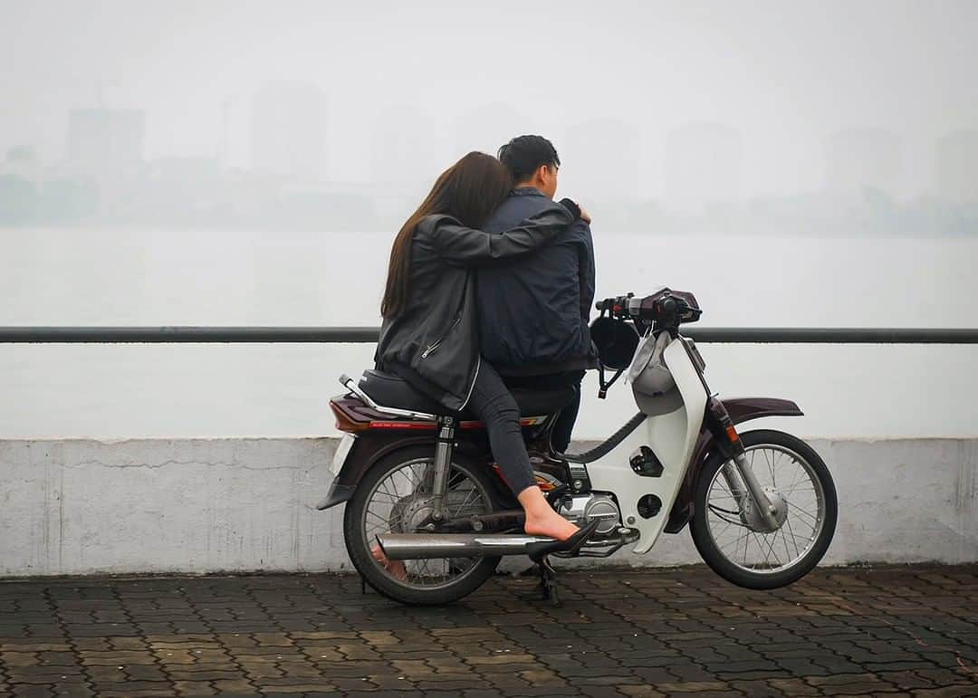 National Geographic Travelさんのインスタグラム写真 - (National Geographic TravelInstagram)「Photo by @dina_litovsky | A couple enjoys a tender moment overlooking the fog-covered West Lake in Hanoi, Vietnam.  Follow me @dina_litovsky for more images from Vietnam and around the world.」5月27日 4時05分 - natgeotravel