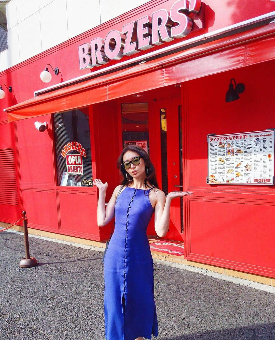 シャウラさんのインスタグラム写真 - (シャウラInstagram)「Super chill Sunday consisting of trying a new burger joint. Stay tuned for the review! Also, loving the fact that I can wear cute summer dresses. My favorite season is officially here.  今日はまったりな日曜日。ニューバーガーをトライしに行ってきました。シャウラのバーガーレビューはまた後ほど。 東京は暑が、サマードレスがかわいい季節。夏女、元気です。 #ootd Dress-  @lacademie_  @revolve  #fashion #style #revolve」5月26日 19時11分 - shaula_vogue