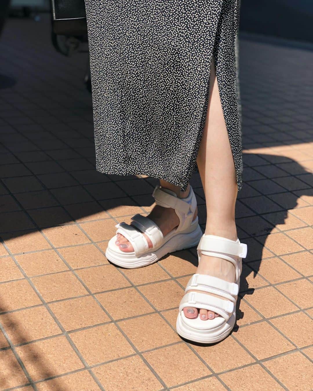 Shiho Sasakiのインスタグラム：「今日も暑くて溶けそうでした🧀 5月からこんな感じで先が思いやられる💭 @moussystudiowear から発売されるサンダルは ホールド感があって履き心地抜群です👡 5/30より発売開始予定ですよ✨ 厚底のシューズって何だか足首も細く見えて得した気分✌️笑 #MOUSSY#MOUSSYSNAP#MOUSSY STUDIOWEAR」
