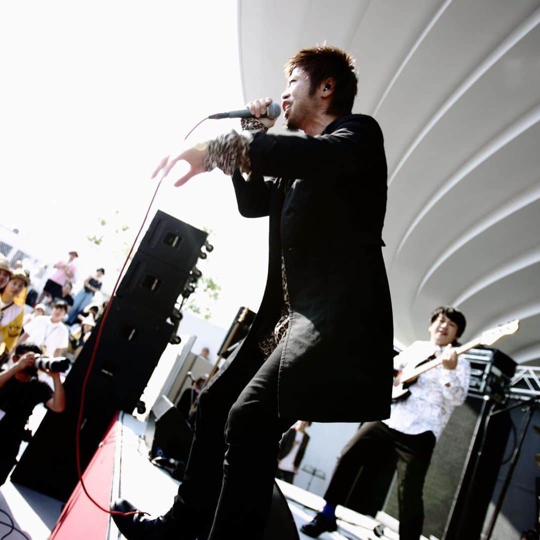 上中丈弥のインスタグラム：「カルメラ辻本君ありがとう。天理の皆様ありがとう。素晴らしいイベントでした。つーじーの人柄が生んだ空間でした。我々も最高に気持ち良く出来ました。 今日も見てくれた師匠の皆様、ありがとうございました🥴 良い1日をありがとう  photo  by 小松 麻衣  #イナ戦 #イナズマ戦隊 #出会った皆様我が師匠 #コフフンフェス」