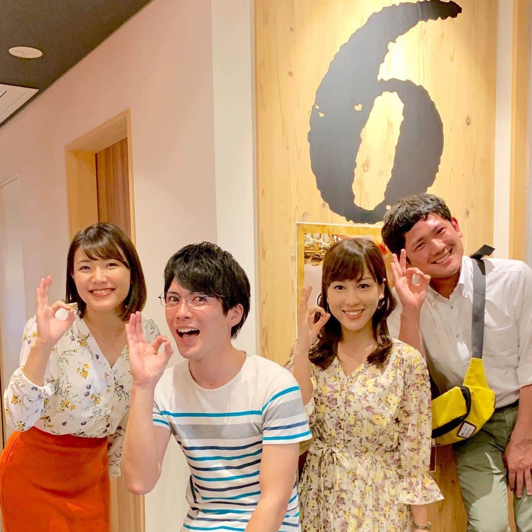 京面龍太郎さんのインスタグラム写真 - (京面龍太郎Instagram)「. . 【1枚目】 きのう5月25日、 久保円華お姉様が高知に帰って来られたので、 手厚く手厚くお迎え致しました。 みんなで、はい、6chポーズ。 （この日が京面の誕生日だったのはとりあえず置いといて…） . 【2枚目】 肉を撮る女性陣を撮る京面。 . 【3枚目】 令和最初の、そして、26歳最初の長太郎貝。 . 【4枚目】 そんな久保お姉様は今日5月26日、高知蔦屋書店で 元さんさんテレビの和田早矢さんと トークイベントをやったそうで…。 お昼ご飯を買いに行くがてら 新人の尾﨑アナとコッソリ覗きに行ったけど 出会えなかったですね、はい。 . . #おかえり #久保円華 アナ #和田早矢 さん #木岡真理奈 アナ #久保田康祐 アナ #尾﨑大晟 アナ #テレビ高知 #アナウンサー ついでに京面は昨日 #誕生日 でした」5月26日 19時16分 - kutv_kyomen