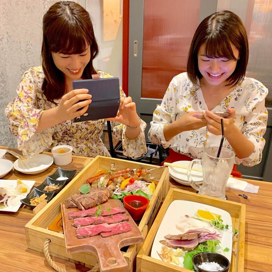 京面龍太郎さんのインスタグラム写真 - (京面龍太郎Instagram)「. . 【1枚目】 きのう5月25日、 久保円華お姉様が高知に帰って来られたので、 手厚く手厚くお迎え致しました。 みんなで、はい、6chポーズ。 （この日が京面の誕生日だったのはとりあえず置いといて…） . 【2枚目】 肉を撮る女性陣を撮る京面。 . 【3枚目】 令和最初の、そして、26歳最初の長太郎貝。 . 【4枚目】 そんな久保お姉様は今日5月26日、高知蔦屋書店で 元さんさんテレビの和田早矢さんと トークイベントをやったそうで…。 お昼ご飯を買いに行くがてら 新人の尾﨑アナとコッソリ覗きに行ったけど 出会えなかったですね、はい。 . . #おかえり #久保円華 アナ #和田早矢 さん #木岡真理奈 アナ #久保田康祐 アナ #尾﨑大晟 アナ #テレビ高知 #アナウンサー ついでに京面は昨日 #誕生日 でした」5月26日 19時16分 - kutv_kyomen