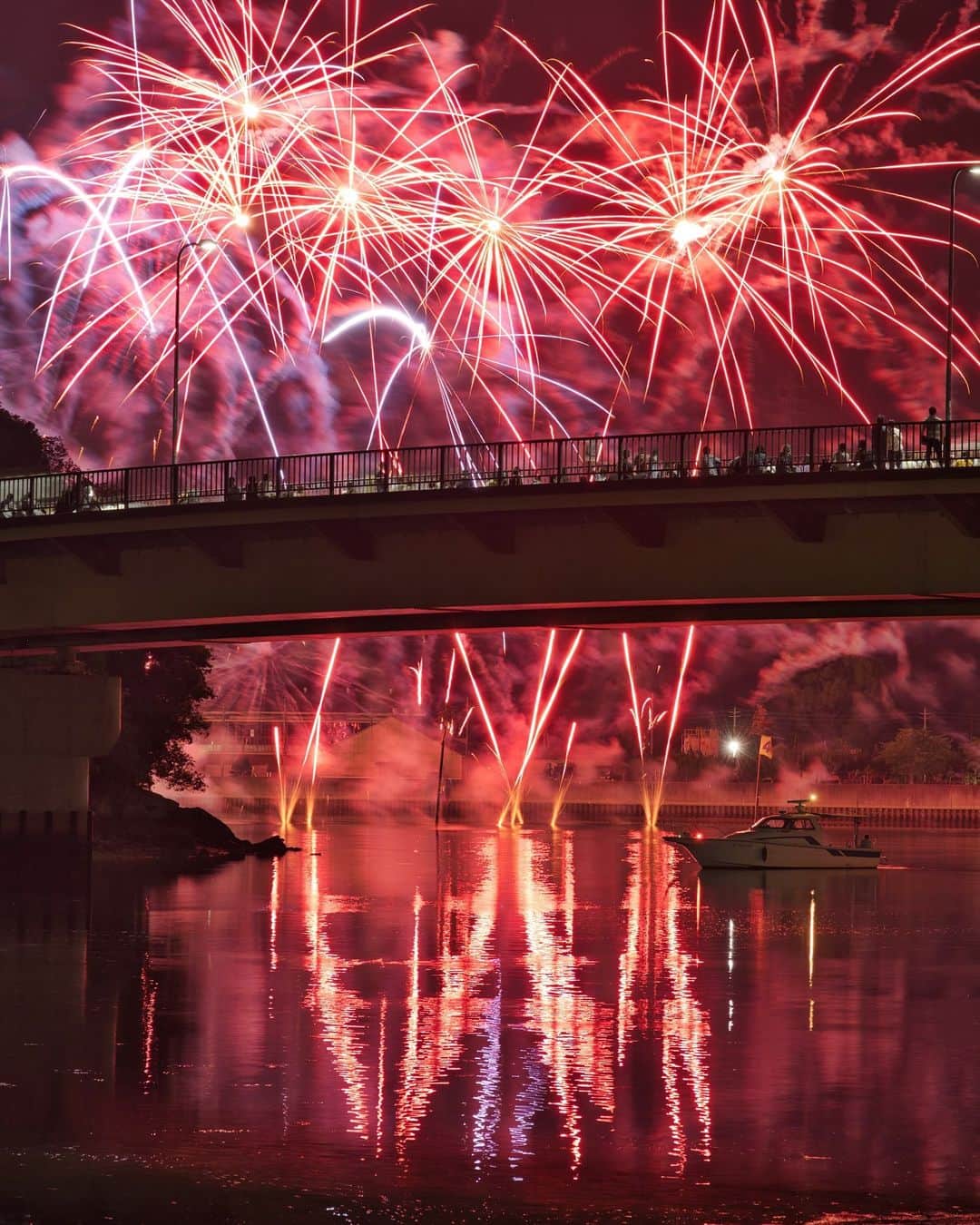 Takefumi Tezkaのインスタグラム：「✴︎相生ペーロン祭り 2019🎇 ✴︎ ✴︎死んだボラ漂流に始まり干潟に泣かされた撮影でした😂📸✨ ✴︎ ✴︎ご一緒した皆様お疲れ様でした🙏🏻✨ ✴︎ ✴︎」