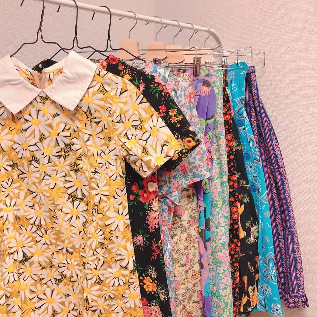 千秋さんのインスタグラム写真 - (千秋Instagram)「家にある古着の花柄アイテム、お気に入り10選🌼 可愛い花柄は古着屋さんで見つけます。だいたいスカートかワンピースを。一番手前の黄色いマーガレットのミニワンピは高校生の時に買ったお気に入り👗 わたしは断捨離魔で、毎年大量のお洋服が入れ替わりますが、このワンピースはずっと残ってる。デザインとサイズ、花柄も秀逸✨さっき試着したらまだギリギリ着られたので、おばあちゃんになっても着たいかも（だってまた痩せてくでしょ？☺️） ちなみに着なくなった服でまだ綺麗なものは、不定期でやるハローサーカスフリマコーナーに並びます。早い者勝ちです。@hellocircus777 #古着 #古着コーデ #花柄ワンピース #花柄スカート #マーガレット #花柄 #古着花柄 #千秋インテリア #ikea」5月26日 19時26分 - chiaki77777