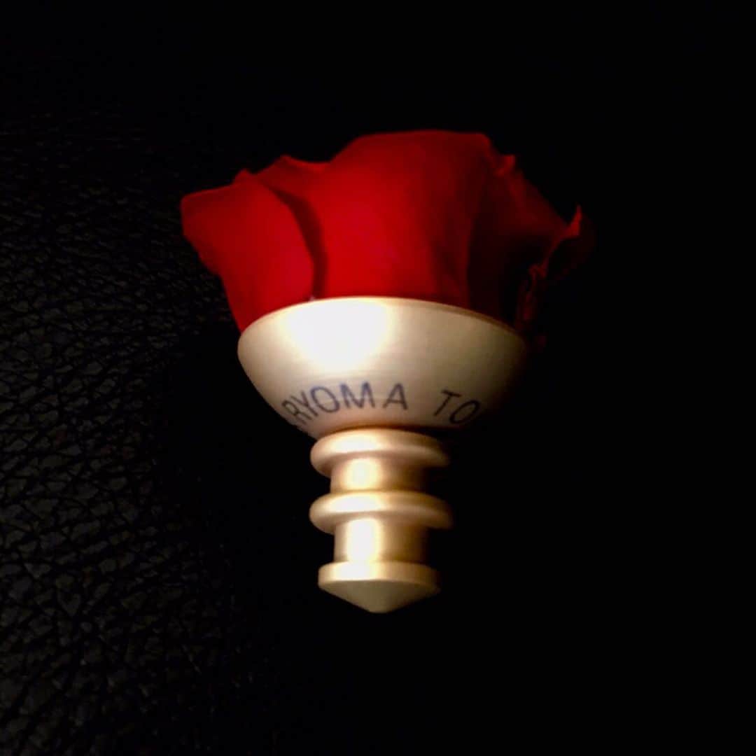 のインスタグラム：「【金具変更のお知らせ】 . RYOMA TOKYO FLOWERS専用に 独自に開発したマグネット式タックピン . こんなに高級感溢れる感じになっちゃいました。 . . 妥協せず、こだわり過ぎた結果ですね。笑 . マグネットも1番強いものを選び、 タックピンとしては、かなり強いです。 . 衣服を傷めず着脱可能なので、 お洒落の幅も広がりました(^ ^) . . みんなLEON見てみてね！！ . ECサイト「買えるLEON」にも 載っちゃってる〜！！ https://kaeruleon.jp/store/productdetail.aspx?pcd=RYOMATOKYO_SET_RW . . #ryomatokyoflowers #ryomaflowers #本物のバラ #枯れないバラ #バラ #フラワーピン #ラペルピン #ブローチ #フラワーファッションブランド #オーダーメイドスーツ #RYOMATOKYO #経営者の着こなし #LEON #買えるLEON」