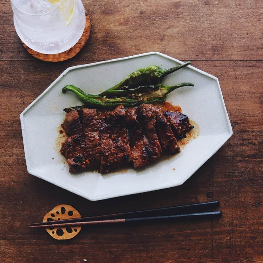 樋口正樹さんのインスタグラム写真 - (樋口正樹Instagram)「Miso marinade steak . 味噌漬け牛肉、 万願寺唐辛子、 香ばしく焼き。 . . #晩酌 #味噌漬け #りんご和牛 #石井味噌 #万願寺唐辛子 #万願寺とうがらし #misomarinade」5月26日 19時20分 - higuccini