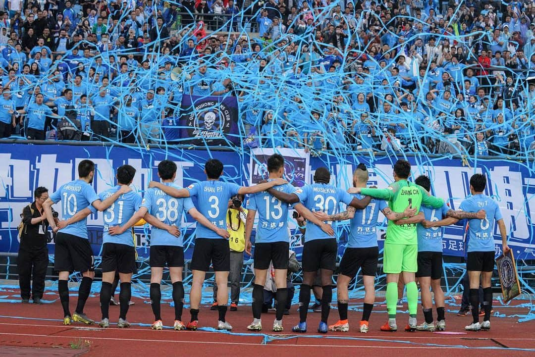 ヤニック・フェレイラ・カラスコのインスタグラム：「Nice victory ! Feels good to see you scored @marek_hamsik_17_official ⚽️👊🏼 @dalianyifangfc #china #csl #dalianyifang」