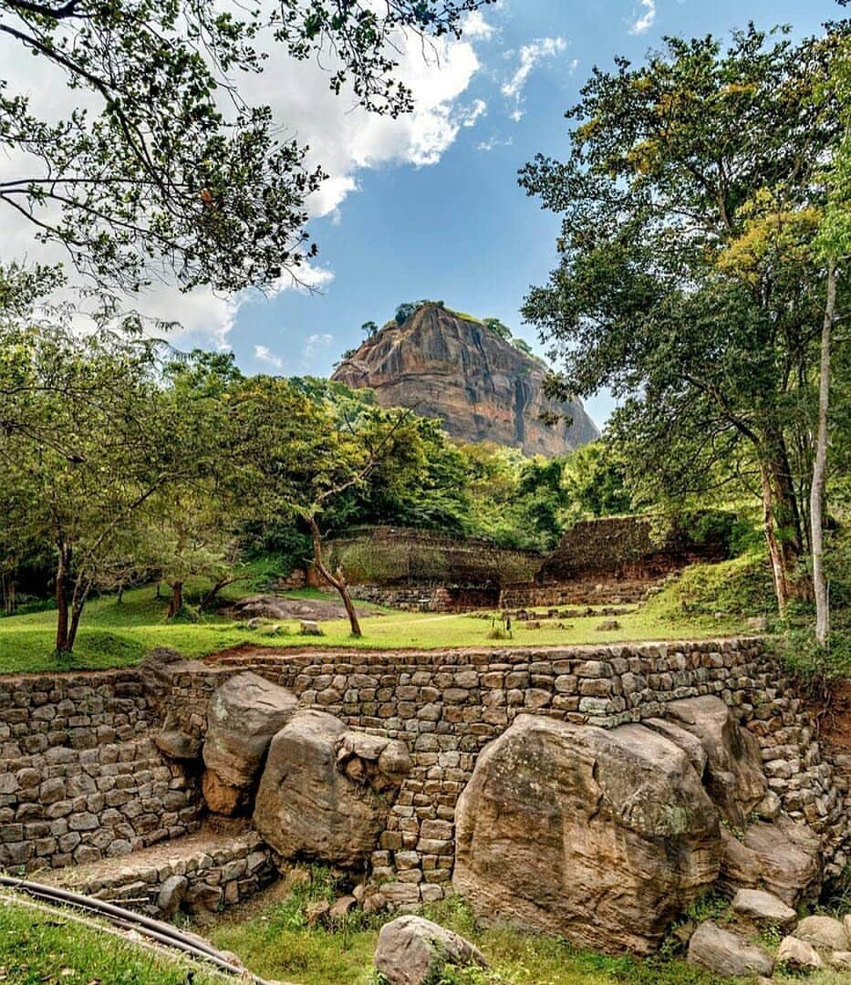 Discover Earthさんのインスタグラム写真 - (Discover EarthInstagram)「Discover the beautiful ancient rock fortress of Sigiriya, one of the most valuable historical monuments of Sri Lanka ! 🇱🇰🐘 Share this with the people you would want to discover Sri Lanka with ! — 📍#DiscoverSriLanka — 📸 Photos by @kyrenian」5月26日 19時23分 - discoverearth