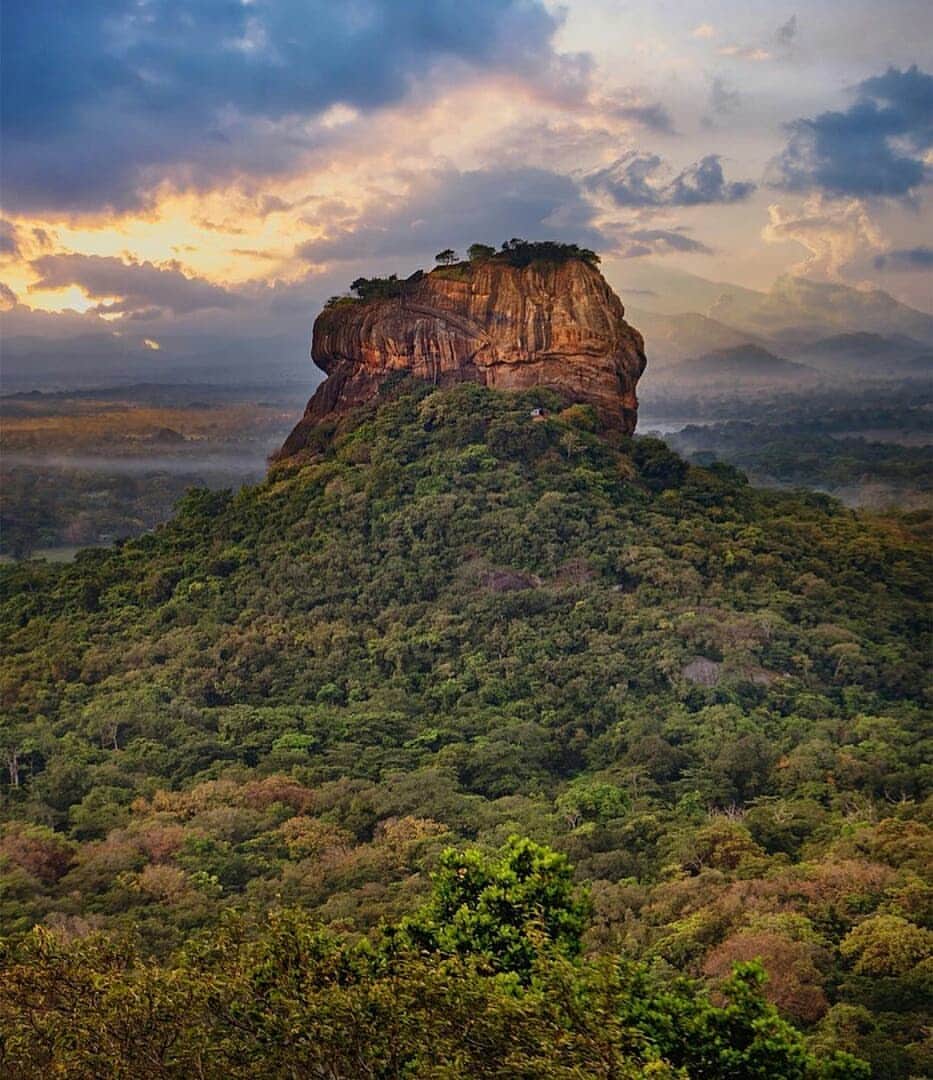 Discover Earthさんのインスタグラム写真 - (Discover EarthInstagram)「Discover the beautiful ancient rock fortress of Sigiriya, one of the most valuable historical monuments of Sri Lanka ! 🇱🇰🐘 Share this with the people you would want to discover Sri Lanka with ! — 📍#DiscoverSriLanka — 📸 Photos by @kyrenian」5月26日 19時23分 - discoverearth