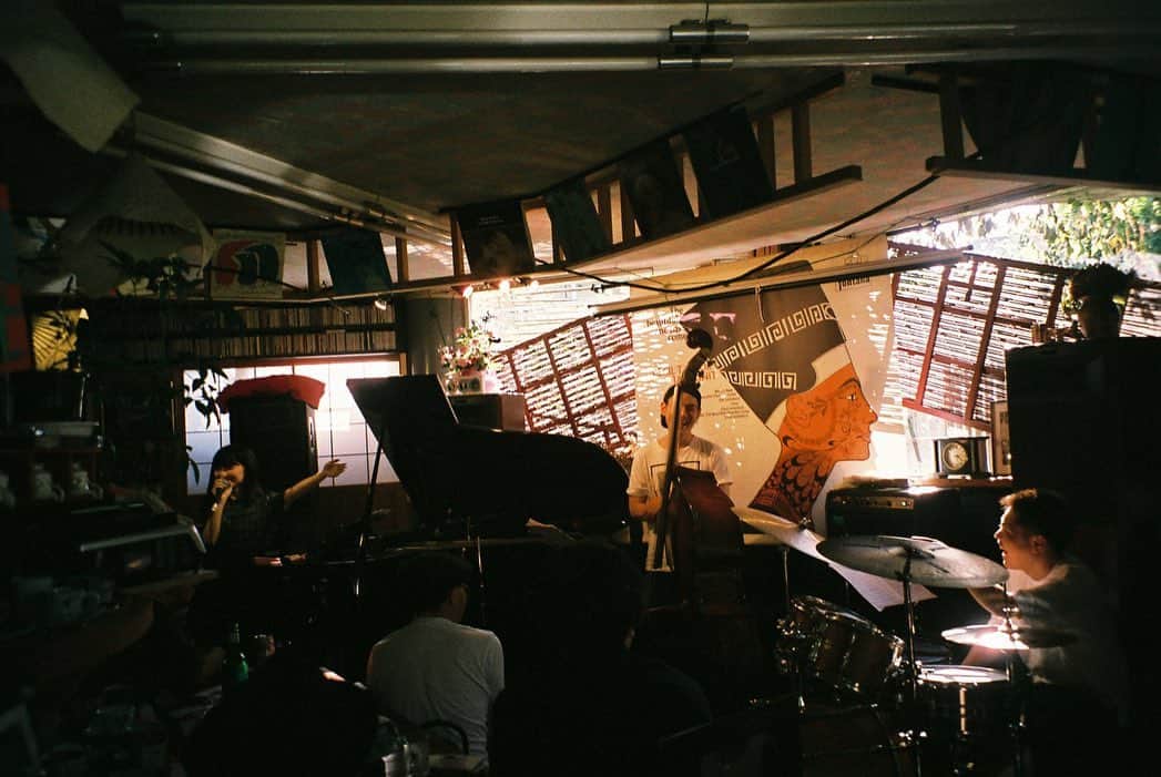 Mappyさんのインスタグラム写真 - (MappyInstagram)「_  25日 柏Nefertitiにて  満員御礼。 お越しくださった皆さんありがとうございました。 _  夢のように楽しいライブだった！ 森の中っていうのも最高、、 また会いましょう☺︎ #伊藤勇司 #山田玲 #nefertiti #jazz #trio」5月26日 19時24分 - mahirucoda