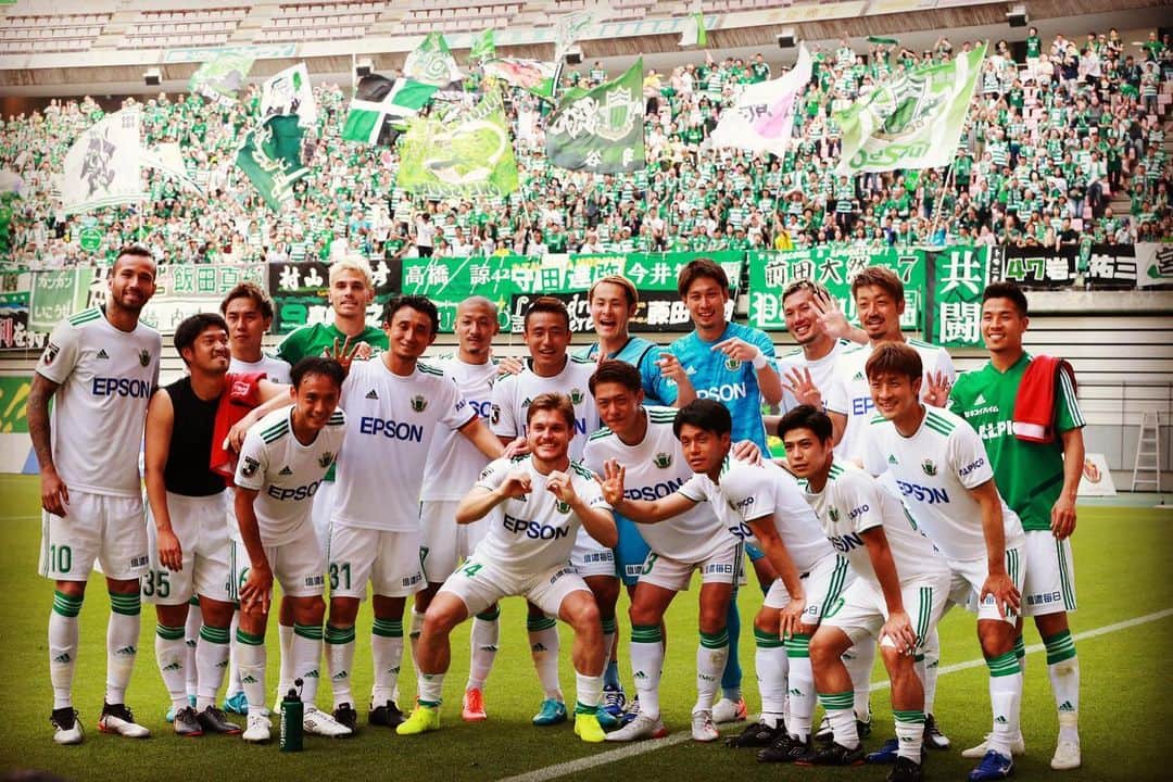 村山智彦のインスタグラム：「ㅤㅤㅤㅤㅤㅤㅤㅤㅤㅤㅤㅤㅤ おめでとうございます🎉 J1で400試合凄いなぁ。 記念すべき試合で勝つってのもはゆさんのチカラなんだなぁって。  サポーター含めみんなで闘ってました。 とても素晴らしいチームだと思います。 この勝ちを無駄にしない為にもこれからが大事ですね。 暑い中でしたが、お疲れ様でした。  本当にみんなで頑張ろ。 ㅤㅤㅤㅤㅤㅤㅤㅤㅤㅤㅤㅤㅤ #松本山雅 #名古屋グランパス #ゆーぞーパウロ400逆ね笑 #韋駄天坊主のヘッドスライディング #からのゴール #たろちゃん点取ってベンチこれねぇか #寂しかったなぁ #永井龍インアウト未遂事件 #4thレフェリーに怒られる俺 #だってさぁ… #スローインおかしかった気するけどなぁ #田中隼磨 #松本の誇り #前田直輝のギンギラドリブル健在 #皆さんお疲れ様でした」