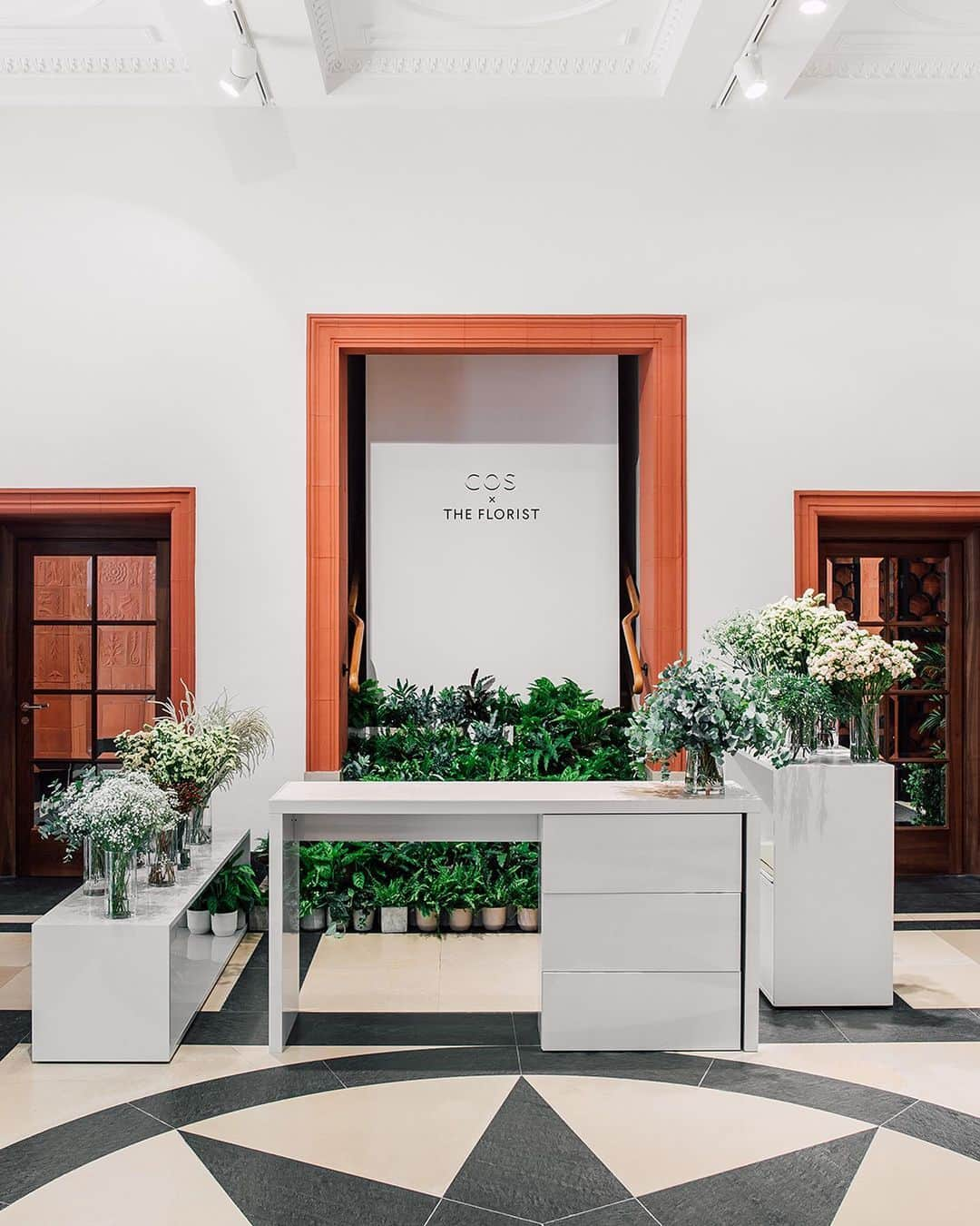 コスさんのインスタグラム写真 - (コスInstagram)「To celebrate the new season, we’ve partnered with @theflorist.ch a Zurich-based flower studio to create a botanical pop-up in our Bahnhofstrasse store. Join us between 24 – 29 May to explore #cosstores - Um die neue Saison zu begrüßen haben wir uns mit ‘The Florist’ zusammengetan, einem in Zürich ansässigen Blumengeschäft und haben einen blumigen Pop-Up im Store kreiert. Bei einem Einkauf von 250 CHF oder mehr erhalten Sie ein blumiges Geschenk. 24. – 29. Mai」5月26日 19時30分 - cosstores