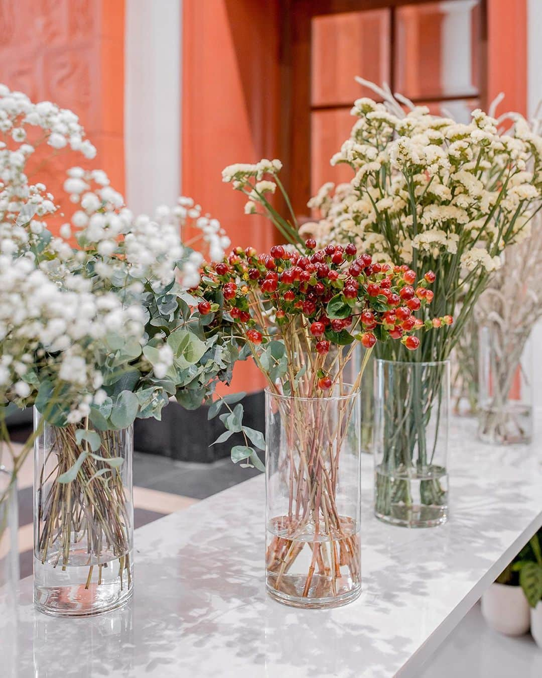 コスさんのインスタグラム写真 - (コスInstagram)「To celebrate the new season, we’ve partnered with @theflorist.ch a Zurich-based flower studio to create a botanical pop-up in our Bahnhofstrasse store. Join us between 24 – 29 May to explore #cosstores - Um die neue Saison zu begrüßen haben wir uns mit ‘The Florist’ zusammengetan, einem in Zürich ansässigen Blumengeschäft und haben einen blumigen Pop-Up im Store kreiert. Bei einem Einkauf von 250 CHF oder mehr erhalten Sie ein blumiges Geschenk. 24. – 29. Mai」5月26日 19時30分 - cosstores