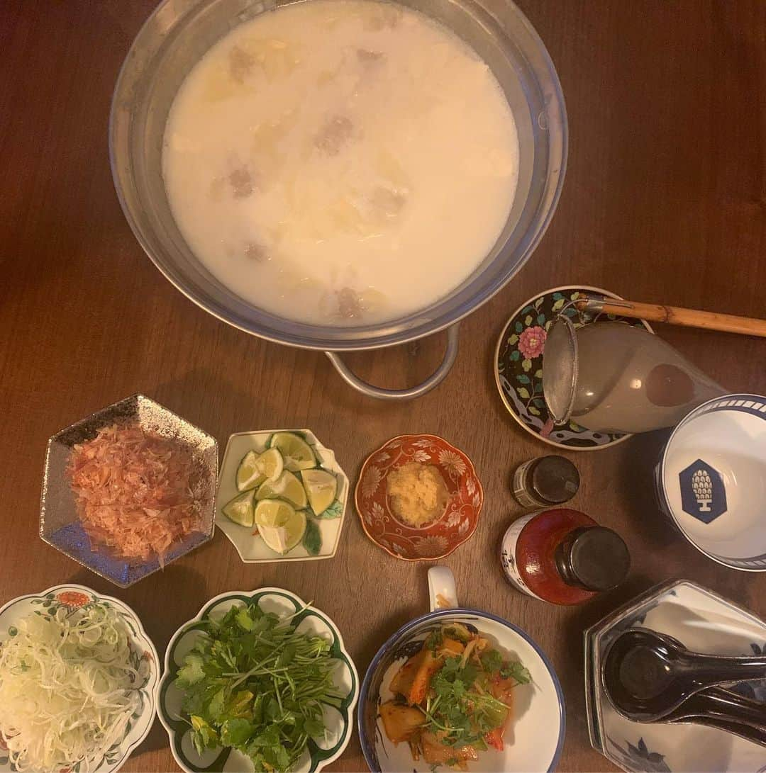 安西こずえさんのインスタグラム写真 - (安西こずえInstagram)「今日は佐賀で旅館の朝食で食べた 絶品だった😳 とろける豆乳豆腐🍲😆 器が良いと薬味も映えるな👍 ワンタン🥟も入れてみた🤗 美味しい〜💋💋💋」5月26日 19時32分 - cozcozrin