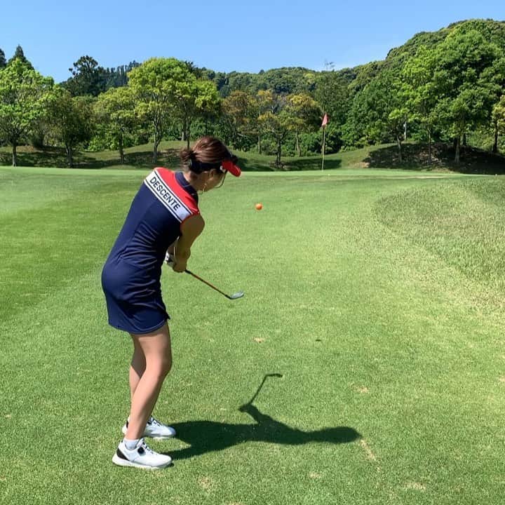 のインスタグラム：「- - 素でこの動きはやばいww それにしてもこのウェアほんとすき☺️❤️ デザイン、丈感、色合い、素材感全て良し👏🏻👏🏻👏🏻 お気に入りのウェアTOP3 に入るくらい！！！ ちなみにサンバイザーもお揃いなんだけど、 デサントのサンバイザーって かなりこだわって作ってて、 これは後ろがゴムになっててほんと 被りやすかった！！👏🏻 @descentegolf - #ゴルフ女子 #ゴルフ男子 #ゴルフコーデ #スポーツ女子  #ゴルフウェア #スポーツ #golf #골프 #골프스타그램 #골프장 #라운드 #골프스윙 #골프사랑 #골프레슨 #아이언샷 #스크린골프 #드라이버샷 #골스타그램 #トレーニング #トレーニング女子 #筋トレ #筋トレ女子 #cytokyo #cytokyo5passion」