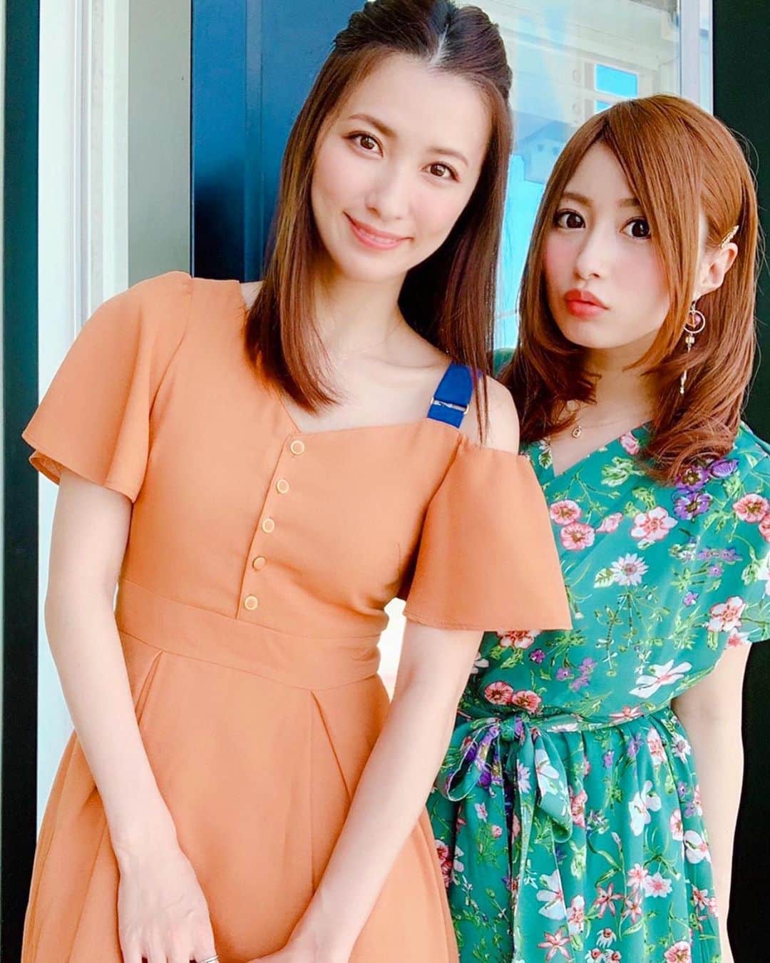 のインスタグラム：「🌱 . . 昨日のれいちぇるとの1日。 . . たまに2人で オシャレしてランチに 行く日がある。 . . お仕事終わりに くたくたのすっぴんで 会う日もある。 . 出会ってまだ間もないけど 毎日毎日 よく話すことがあるなぁと。 . . でもなんか 過ごしてきた環境も 育ってきた場所も なんとなく 近いものを感じていて。 . . 私のとても大切な理解者であり 私もそうで居たいと 強く思った人です☺️ . . 昨日はランチして お買い物して カフェに行って うちに行って そして れいちぇるの家に行って 一夜を共にしまして モーニングビュッフェに行って 仕事に送り出してきました。笑 . . ずっと一緒だったなぁ 下手な恋人より一緒にいるなぁ。笑 . . 最近れいちぇるに 沢山お洋服を貸しております☺️へへ . . 撮影会とかイベントがある時 私が衣装として着てた服を 貸してあげているの✨ . . お互いにクローゼットいっぱいに 服があるし スタイリストさんが ついてくださることもほぼなくて 自分でせっせこと衣装を 用意しているところも 同じだったの！笑 . . お洋服が大好きな私達だから 交換してイベントしたりしてるの！ . この子可愛いから いつもうちに来るたびに . 「これ似合うと思う！あ！！！ これもどうかしら！？ホラ！！ 似合う！！！！ね！かわいい！」 ってなるから困るわぁ🥰笑 . . 5/3のここみん。で私が着た服も 実はれいちぇるのでした😘 . . お互いのお洋服とかも これからはチェックしてみてね✨ . . 昨日私が着てた 緑色のワンピースは @grl_official で買ったもの！ 2199円でしたよ奥さん😏 . ワンピースに合わせて 前髪の分け目を 流してみたの！ えへへ☺️ . . れいちぇるのワンピースは 私が去年買った @redyazel のもの！ . . オシャレしてお出かけって やっぱ楽しいなー✨ . お洋服昨日も買ったのだけど 3着もお揃いで買ってしまった😂 . . いつか一緒にお披露目します✨ . #bestfriend #ranch #onepiece #redyazel #grl #fashion #instapic #instagram #instagood #happy」