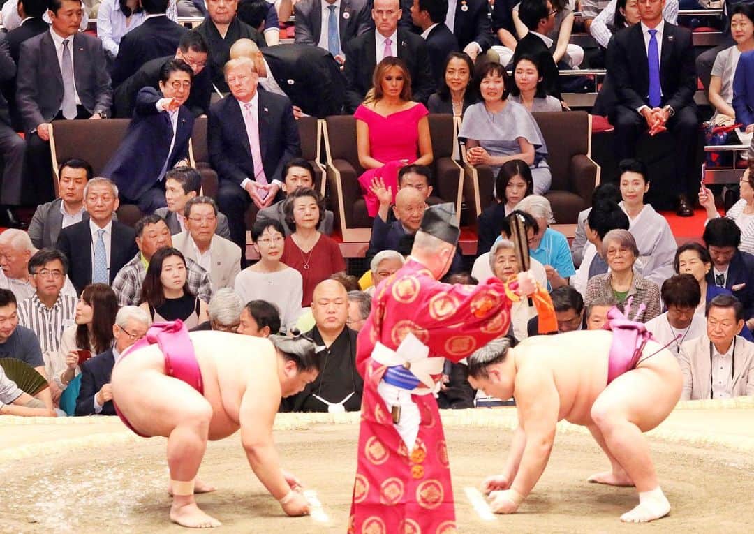 首相官邸さんのインスタグラム写真 - (首相官邸Instagram)「#安倍総理 からの#メッセージ ✍️ 伝統ある大相撲をトランプ大統領と観戦しました。現役の米国大統領として初めてのことです。大きな歓声とともに、トランプ大統領から真新しい大統領杯が、朝乃山関に手渡されました。 . #トランプ大統領 と一緒に #大相撲 観戦 #sumo #千秋楽#アメリカ大統領杯 #朝乃山関 #初優勝 🎊 #ThePresidentsCup #国技 明日はいよいよ#日米首脳会談 #SummitMeeting with #president #donaldtrump #POTUS  @realdonaldtrump @shinzoabe」5月26日 19時43分 - kantei