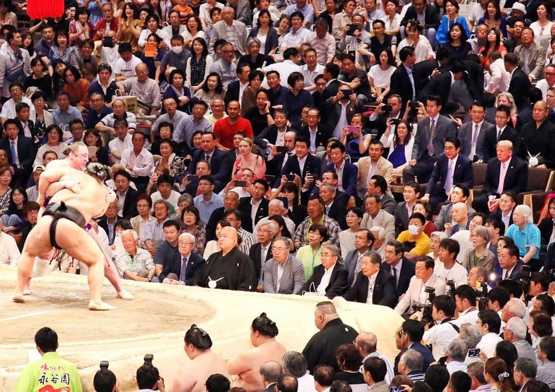 首相官邸さんのインスタグラム写真 - (首相官邸Instagram)「#安倍総理 からの#メッセージ ✍️ 伝統ある大相撲をトランプ大統領と観戦しました。現役の米国大統領として初めてのことです。大きな歓声とともに、トランプ大統領から真新しい大統領杯が、朝乃山関に手渡されました。 . #トランプ大統領 と一緒に #大相撲 観戦 #sumo #千秋楽#アメリカ大統領杯 #朝乃山関 #初優勝 🎊 #ThePresidentsCup #国技 明日はいよいよ#日米首脳会談 #SummitMeeting with #president #donaldtrump #POTUS  @realdonaldtrump @shinzoabe」5月26日 19時43分 - kantei