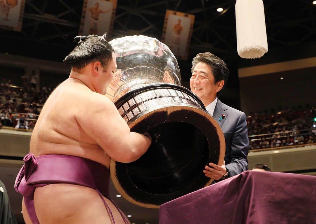 首相官邸さんのインスタグラム写真 - (首相官邸Instagram)「#安倍総理 からの#メッセージ ✍️ 伝統ある大相撲をトランプ大統領と観戦しました。現役の米国大統領として初めてのことです。大きな歓声とともに、トランプ大統領から真新しい大統領杯が、朝乃山関に手渡されました。 . #トランプ大統領 と一緒に #大相撲 観戦 #sumo #千秋楽#アメリカ大統領杯 #朝乃山関 #初優勝 🎊 #ThePresidentsCup #国技 明日はいよいよ#日米首脳会談 #SummitMeeting with #president #donaldtrump #POTUS  @realdonaldtrump @shinzoabe」5月26日 19時43分 - kantei