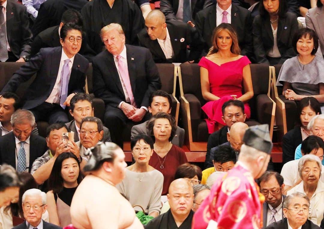首相官邸さんのインスタグラム写真 - (首相官邸Instagram)「#安倍総理 からの#メッセージ ✍️ 伝統ある大相撲をトランプ大統領と観戦しました。現役の米国大統領として初めてのことです。大きな歓声とともに、トランプ大統領から真新しい大統領杯が、朝乃山関に手渡されました。 . #トランプ大統領 と一緒に #大相撲 観戦 #sumo #千秋楽#アメリカ大統領杯 #朝乃山関 #初優勝 🎊 #ThePresidentsCup #国技 明日はいよいよ#日米首脳会談 #SummitMeeting with #president #donaldtrump #POTUS  @realdonaldtrump @shinzoabe」5月26日 19時43分 - kantei