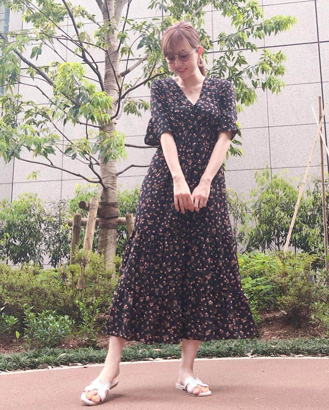 菊地亜美さんのインスタグラム写真 - (菊地亜美Instagram)「・ 天気も良くて30度越えで暑いくらい😵☀️ 旅行帰りで今日までお休みをもらっているのでお家のことしつつも、明日の仕事の為にネイルチェンジしに💅 ・ ワンピースは @fifth_store の #小花柄カシュクールロングワンピース です☺️💐 ・ そろそろ羽毛布団から薄手のブランケットに変えたくて、どこのにするか悩み中💭 #ootd #coodinate #fifth #fifthtl #フィフス」5月26日 19時37分 - amikikuchi0905