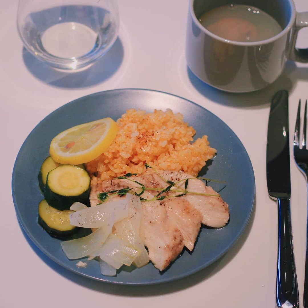 Kaori from Japanese Kitchenさんのインスタグラム写真 - (Kaori from Japanese KitchenInstagram)「2019.5.26 Sun ワタナベマキさん×ヴェーエムエフの料理教室レポ。 ・ こんばんは。今日は二子玉川の蔦屋家電で開催された「ワタナベマキさんに習う フュージョンテックミネラルを使った料理教室」に参加させていただきました。 今日作ったのは、新人参とアーモンドのピラフ、ズッキーニのレモンマリネ、鶏と新玉ねぎのハーブプレゼの3品。 料理本や雑誌で見ていた、憧れのワタナベマキさんのデモンストレーションを生で見ることができて感動…！全てのお料理が美味しくて、家で早速復習しようと思います。(奇跡的に全て材料が揃ってた)特にナンプラーを使ったズッキーニのマリネはこの季節にぴったりの爽やかな味で、ナンプラーの消費に持ってこいだと思いました。 ・ 今回の料理教室で使わせていただいたヴェーエムエフさんのフュージョンテックミネラルは、焦げ付きにくくて油の量も最低限で調理できたことに驚きました。ステンレスの調理器具もガシガシ使えて耐久性と実用性バツグン。熱伝導率が良く、鶏肉もふっくら仕上がりました。フライパン欲しいなぁ… ・ しっかり下ごしらえをすると時短に繋がる、というマキさんの言葉に感銘を受け、下ごしらえを丁寧にしようと思ったのでした。 ありがとうございました。 ・ #フュージョンテックミネラル #ヴェーエムエフ #PR #暮らし上手 #ワタナベマキ #蔦屋家電 #料理教室」5月26日 19時46分 - coco_kontasu