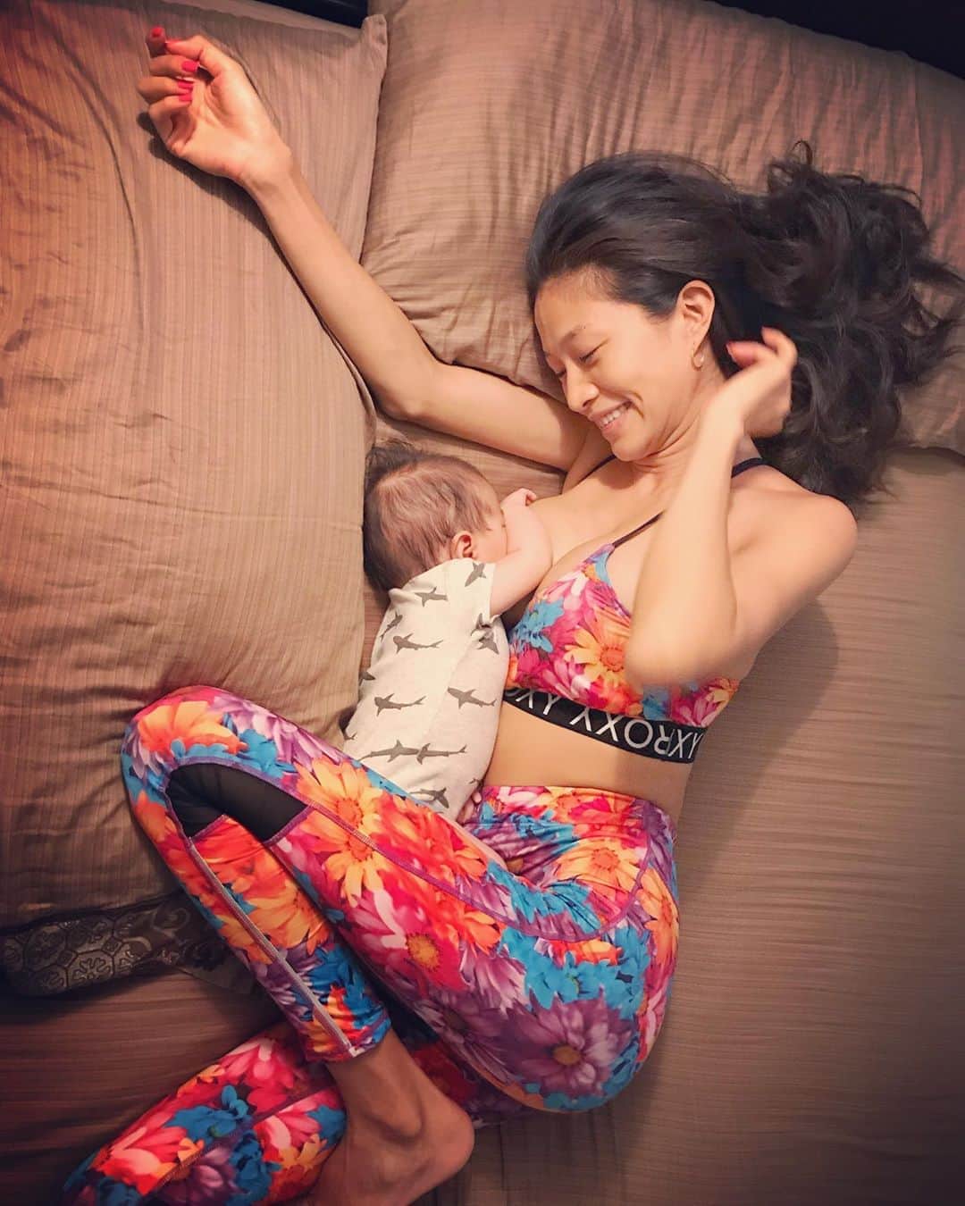 福本幸子さんのインスタグラム写真 - (福本幸子Instagram)「#ヨガ の後は#ゆんたく もそこそこにダッシュで#授乳 しに帰ります。#赤ちゃん #生後2ヶ月 #完全母乳 Dash back to feed my little #princess after #yoga 🧘🏾‍♀️ #newborn #newbornbaby #breastfeeding #roxylife #roxyfitness」5月26日 19時50分 - okinawajudy