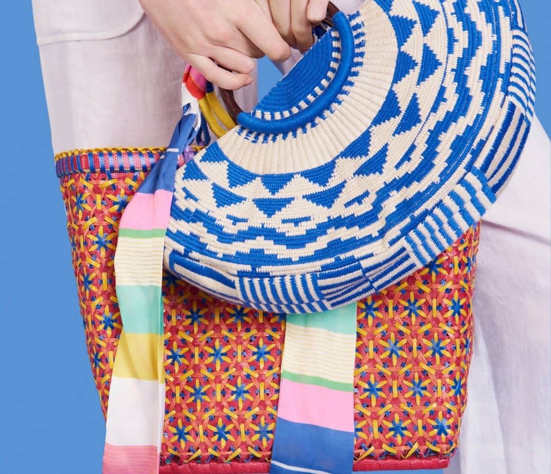 アクセサライズのインスタグラム：「Ethnic-inspired prints and bold textures. Your summer look book just went NEXT level. 🔍 Blue bag: 6908214000 🔍Red bag: available in store 🔍 Striped scarf: 6868679900  Tap the link in the bio to shop now.  #Accessorize」