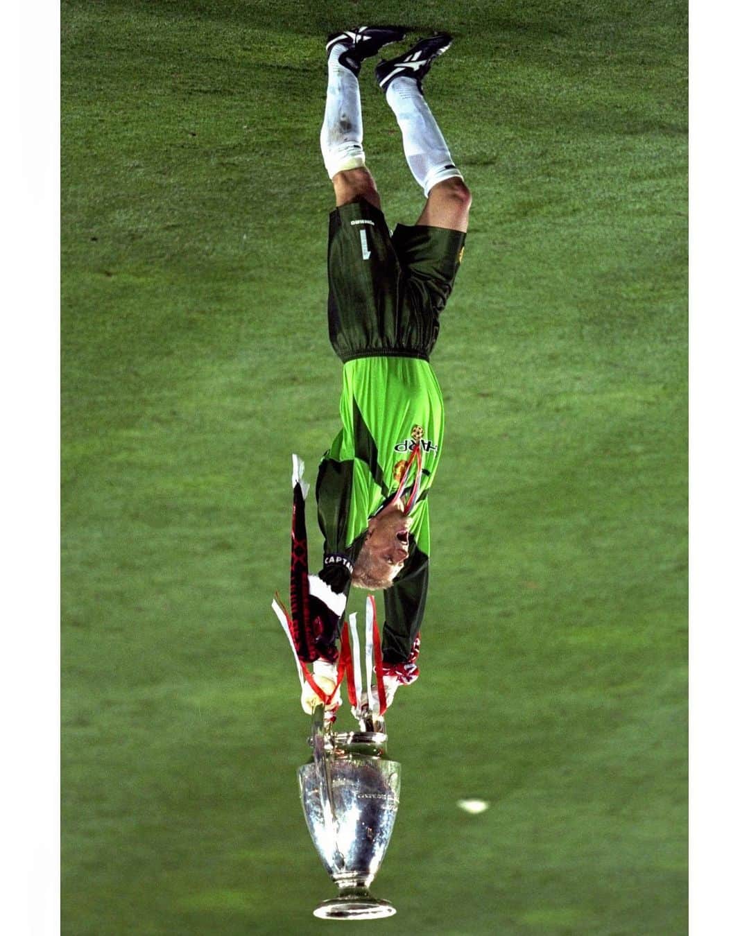UEFAチャンピオンズリーグさんのインスタグラム写真 - (UEFAチャンピオンズリーグInstagram)「Corrected for you, Peter 😉 Flip your phone to see the original celebration 🏆🎉 #UCLfinal #OTD」5月26日 20時00分 - championsleague