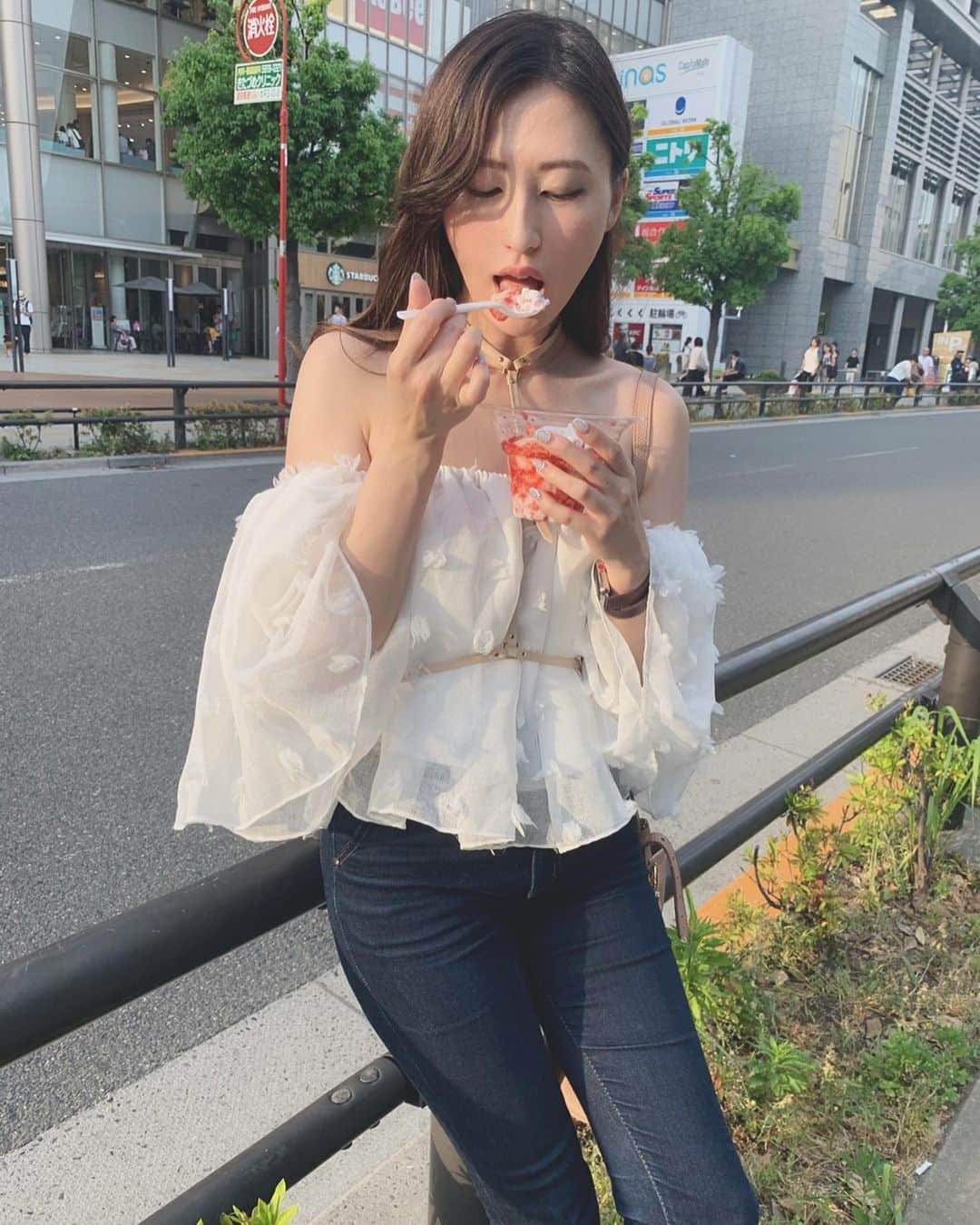 Tomomi Teradaさんのインスタグラム写真 - (Tomomi TeradaInstagram)「肉フェス🍖で🍓。凍らせてスライスした苺の下には練乳、上には生クリーム🥺 美味しすぎて毎日食べたい🍓🍧 * * Harness @shellydetiti  Tops #girlyrose Pants @verybrain  #shellydetiti #東松山ストロベリーファーム」5月26日 20時01分 - tomomi_mermaid