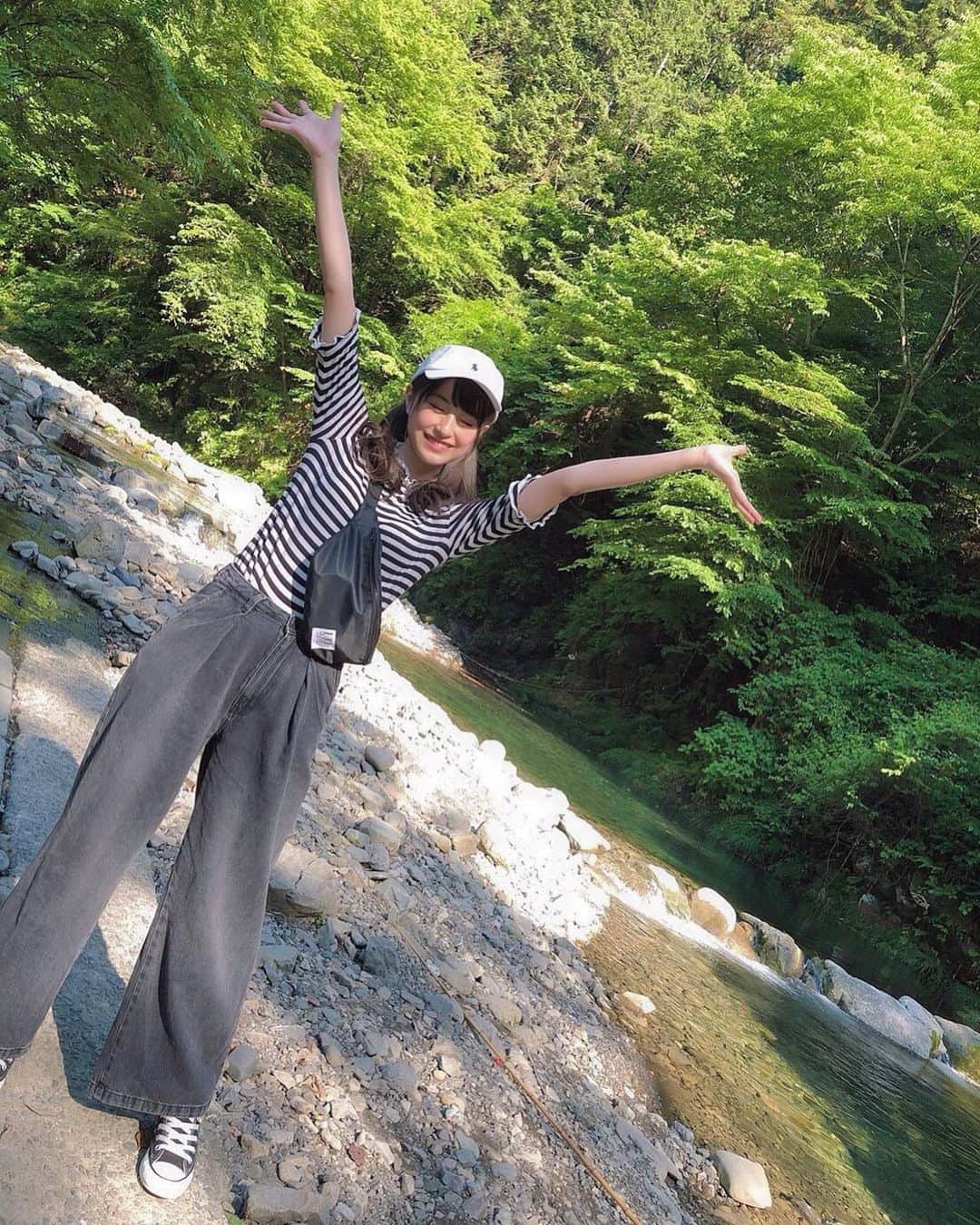 華山志歩さんのインスタグラム写真 - (華山志歩Instagram)「緑に囲まれたー🌳🌲🌿🍃 #自然#緑#川#マイナスイオン#ポーズダサい」5月26日 19時59分 - shiho_hanayama_official
