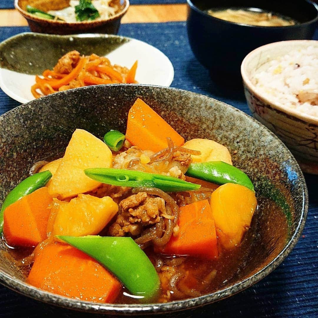 秦まりなさんのインスタグラム写真 - (秦まりなInstagram)「今日の晩ごはんは和食。 メインは、ゆかりさんに頂いた立派なじゃがいもを使った肉じゃが！ このじゃがいも、皮が赤いんです～きれい✨(写真２枚目) . 付け合わせは切り干し大根の煮物と、小松菜ともやしのナムル。 お味噌汁と五穀米で、体によさげな献立になりました！ . 今日はまた全国的に暑い１日になりましたね💦 皆さま、どうか体調崩されませんように(>_<) また明日から新たな一週間、頑張りましょう！✨ . . . #まりな飯 #おうちごはん #おうちごはんlover #晩ごはん #晩ごはん記録 #夜ごはん #夜ごはん記録 #和食 #和食ごはん #dinner #肉じゃが #切り干し大根#ナムル#五穀米#今日の献立 #料理#料理記録 #料理好きな人と繋がりたい#デリスタグラム #japan#yonago#アナウンサー#announcer#山陰#鳥取#鳥取県#島根#島根県」5月26日 19時59分 - marina.hata