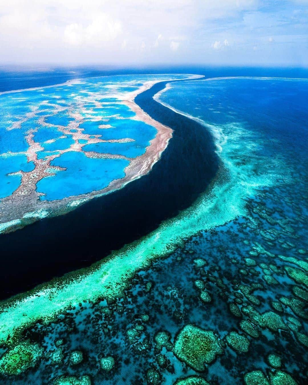 Australiaさんのインスタグラム写真 - (AustraliaInstagram)「The colours of the #GreatBarrierReef never fail to impress! 💙 @reubennutt perfectly captured the incredible patterns of the channel between #HardyReef and #HookReef in the @whitsundaysqld, and we totally get why he said: “gazing out of the heli at one of the most spectacular views of my life, I was in awe.” 🤩 One look at a shot like this and it’s easy to see why the @gbrmarinepark in @queensland is considered one of the top natural wonders of the world.  #seeaustralia #thisisqueensland #lovewhitsundays #viewfromabove #gbrmarinepark」5月26日 20時00分 - australia