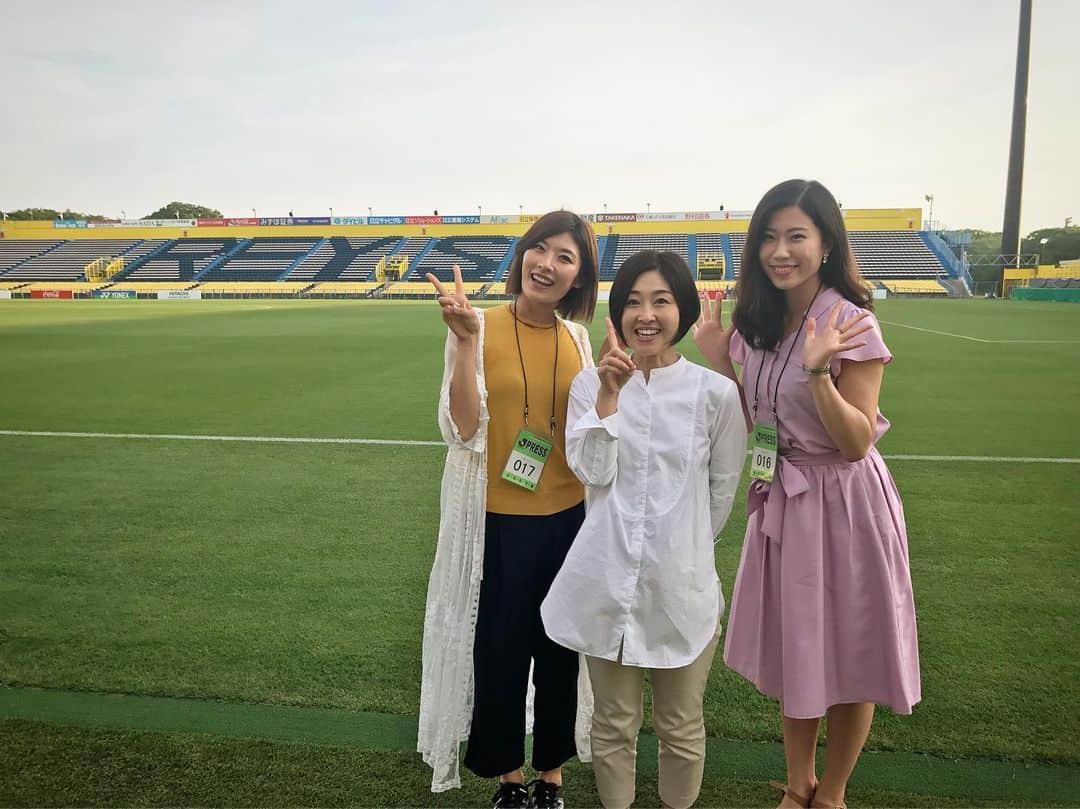西谷綾子のインスタグラム：「✴︎ vs大宮 勝ちたかったぁー😭 くぅ〜っ😭悔しぃー‼︎ 次節は勝利してスカッとしたい🙌😆 ・ 「DAZN」ピッチリポーター三須亜希子さんと 「REYSOL ZONE」MC水谷さやかさんと💓 ・ さて今夜8:30〜チバテレ「ライジングレイソル」 ・ 佐藤大さんの解説で試合の振り返り📝⚽️ ・ 先日のモラージュ柏 公開収録の模様を🤗村田選手、上島選手、古賀選手です🙌😊 ・ 観てねー❣️ #レイソルで繋がる #サッカー #柏レイソル #soccer #reysol #jleague」