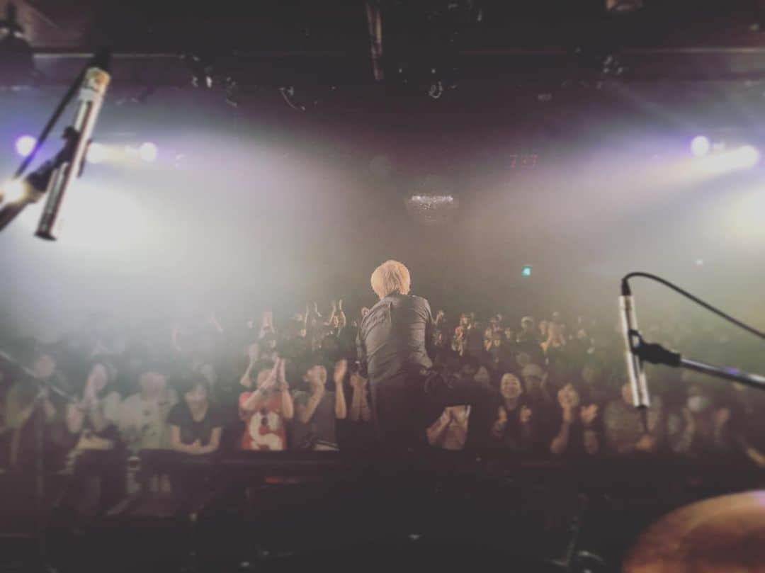 石川龍のインスタグラム：「MiMiNOKO ROCK FES JAPAN、高気圧が暴走してるみたいな猛暑の東京・吉祥寺で、存分にライブさせていただきました！沢山ある会場からCLUB SEATAを選んで足を運んでくれた皆さん本当にありがとうございマッスル💪😊💪 実は吉祥寺でライブをしたことがほとんどない（記憶がない）のだけど、夏空の下、老若男女いろんな人が街を行き交って、活気があって良い街ですね。改めて。藤田琢己さんとも久しぶりに話が出来て嬉しかったですね。 #ザチャレ #miminokorockfesjapan  #ミミノコ #サービス残業」